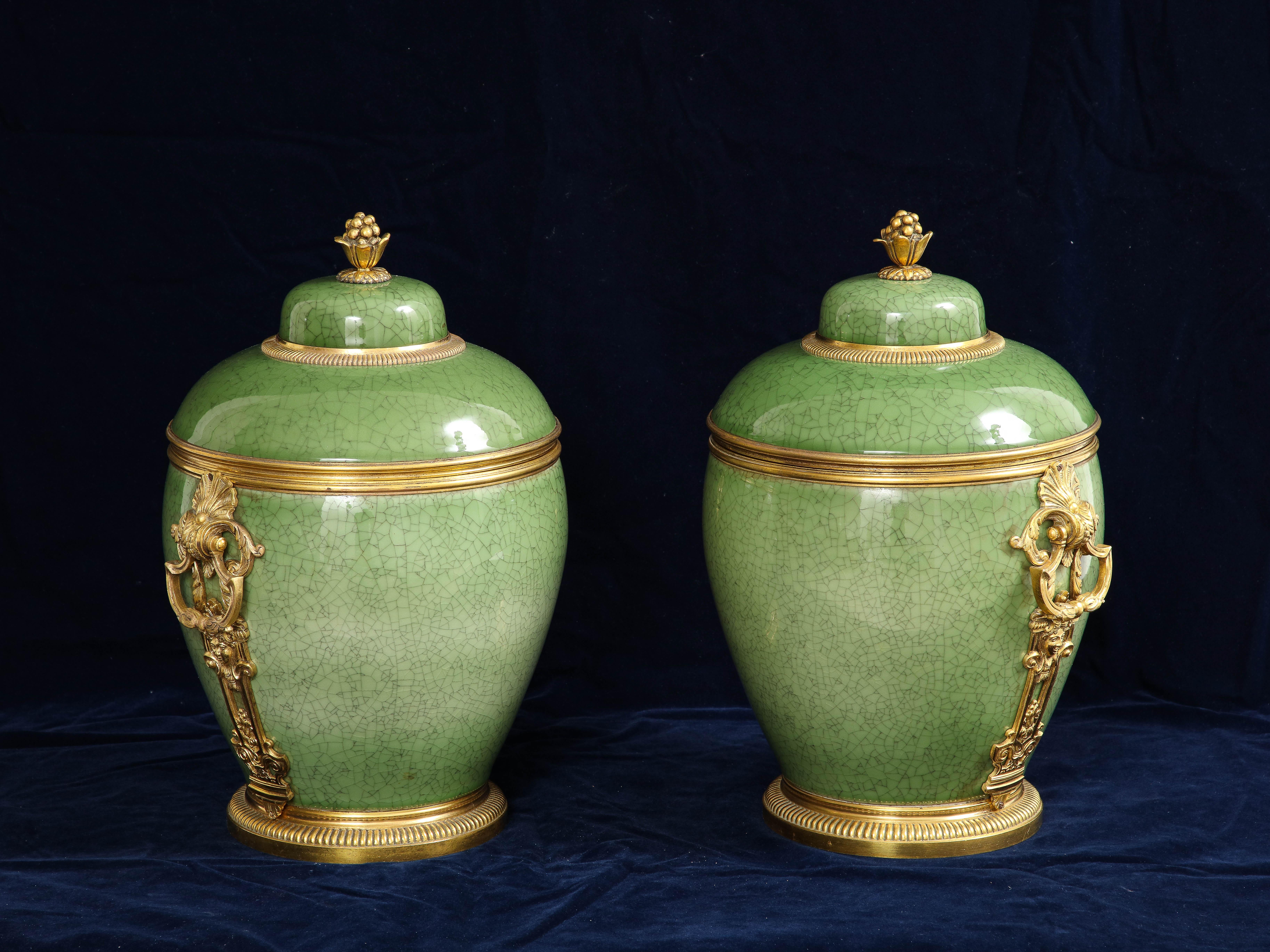 Paar französische, in Goldbronze gefasste, chinesische Celadon-Vasen mit Craquelé-Porzellanbezug aus Celadon (Handgeschnitzt) im Angebot