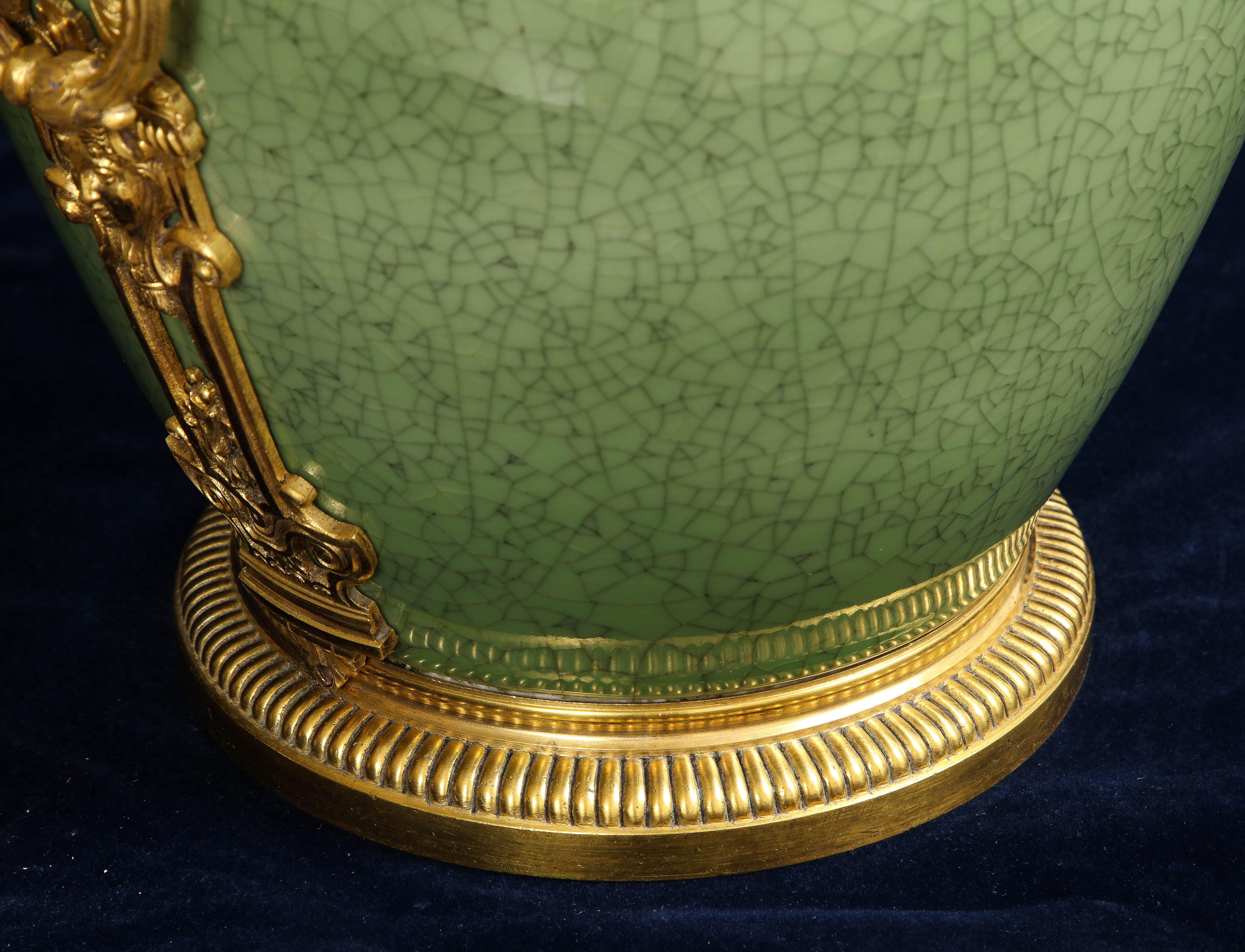 Paar französische, in Goldbronze gefasste, chinesische Celadon-Vasen mit Craquelé-Porzellanbezug aus Celadon im Zustand „Gut“ im Angebot in New York, NY