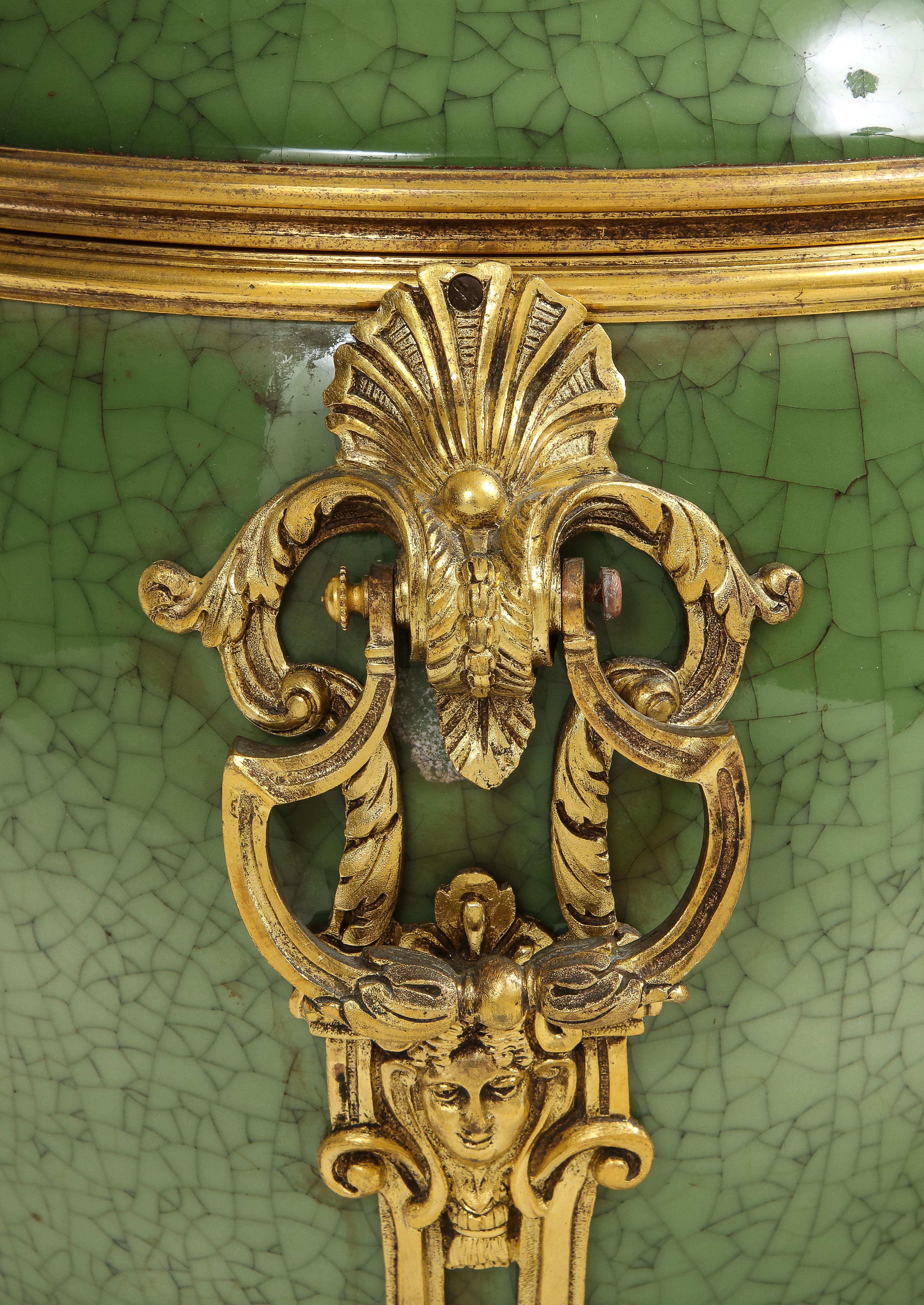 Paar französische, in Goldbronze gefasste, chinesische Celadon-Vasen mit Craquelé-Porzellanbezug aus Celadon (Spätes 19. Jahrhundert) im Angebot