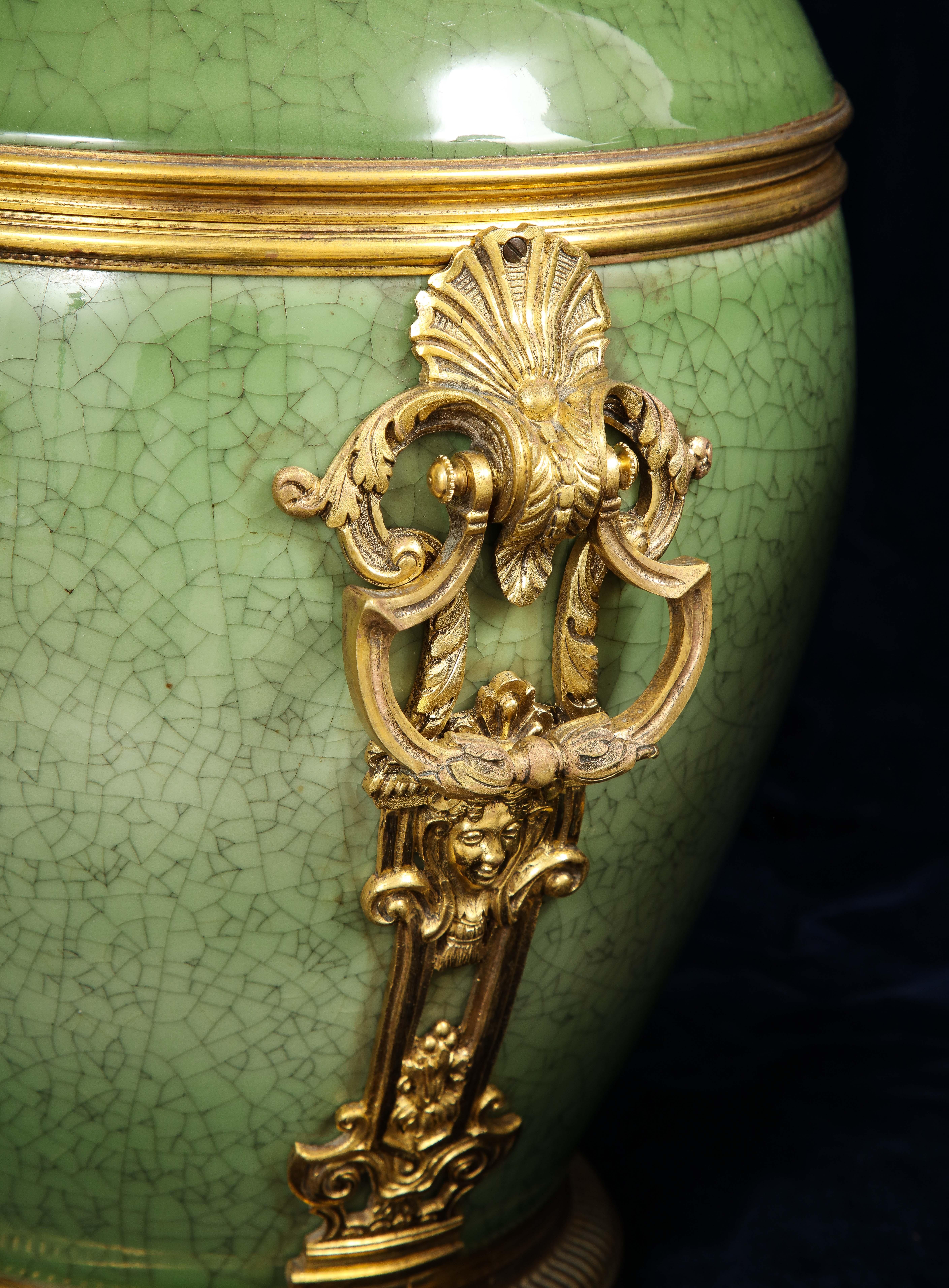 Paar französische, in Goldbronze gefasste, chinesische Celadon-Vasen mit Craquelé-Porzellanbezug aus Celadon (Bronze) im Angebot