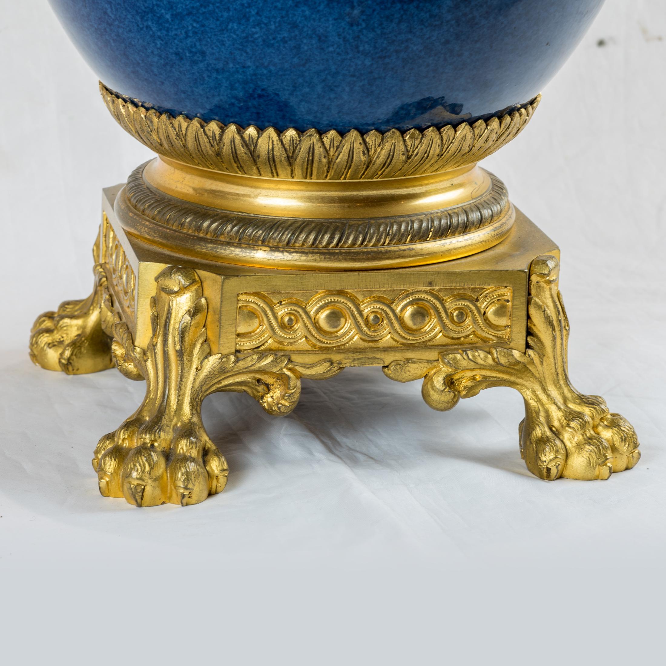 Chinoiseries Paire de vases et de couvercles en porcelaine de Chine montés en bronze doré en vente
