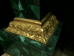 Paar französische Malachit-Sockel mit Goldbronze-Montierung