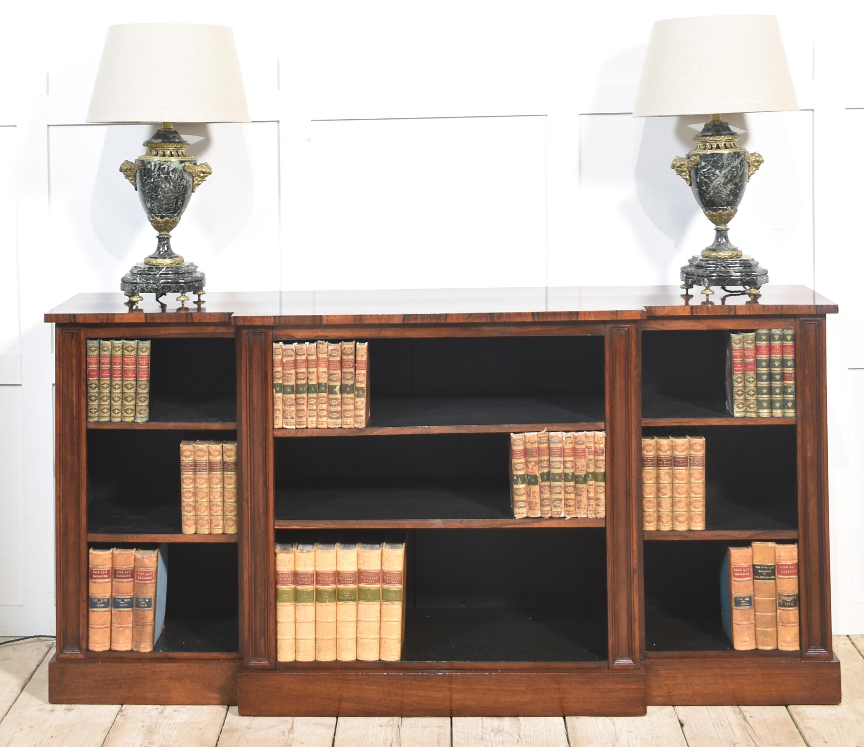 Coppia di lampade da tavolo francesi in marmo con montatura in ormolu, a forma di urna neoclassica con volute e maschere. Tutti sollevati su basi sagomate a gradini. Termina con i piedi del parrucchino.
Dimensioni
Altezza 18,5 pollici
Larghezza 7,5