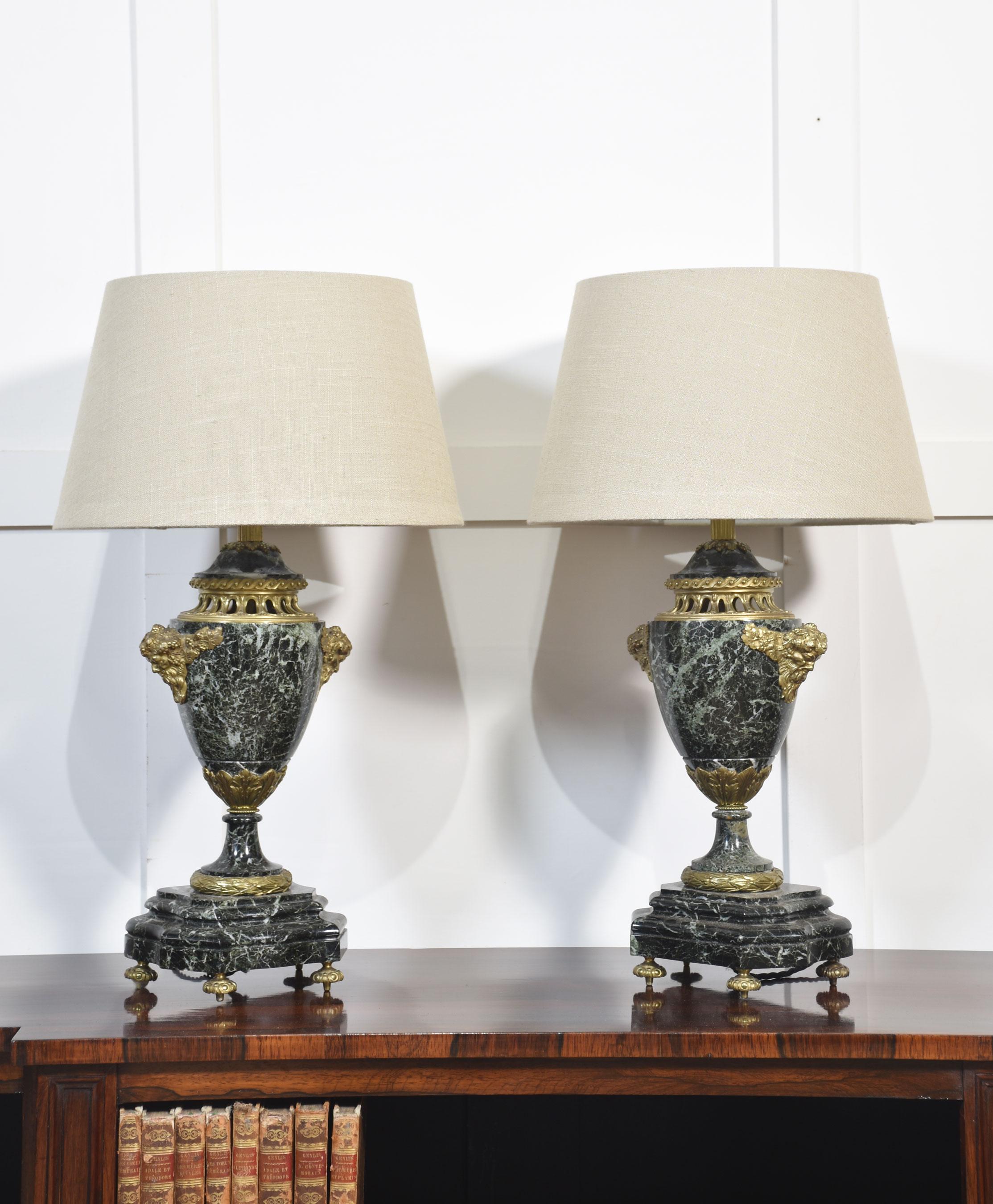 Francese Coppia di lampade da tavolo francesi in marmo con montatura in ormolu in vendita