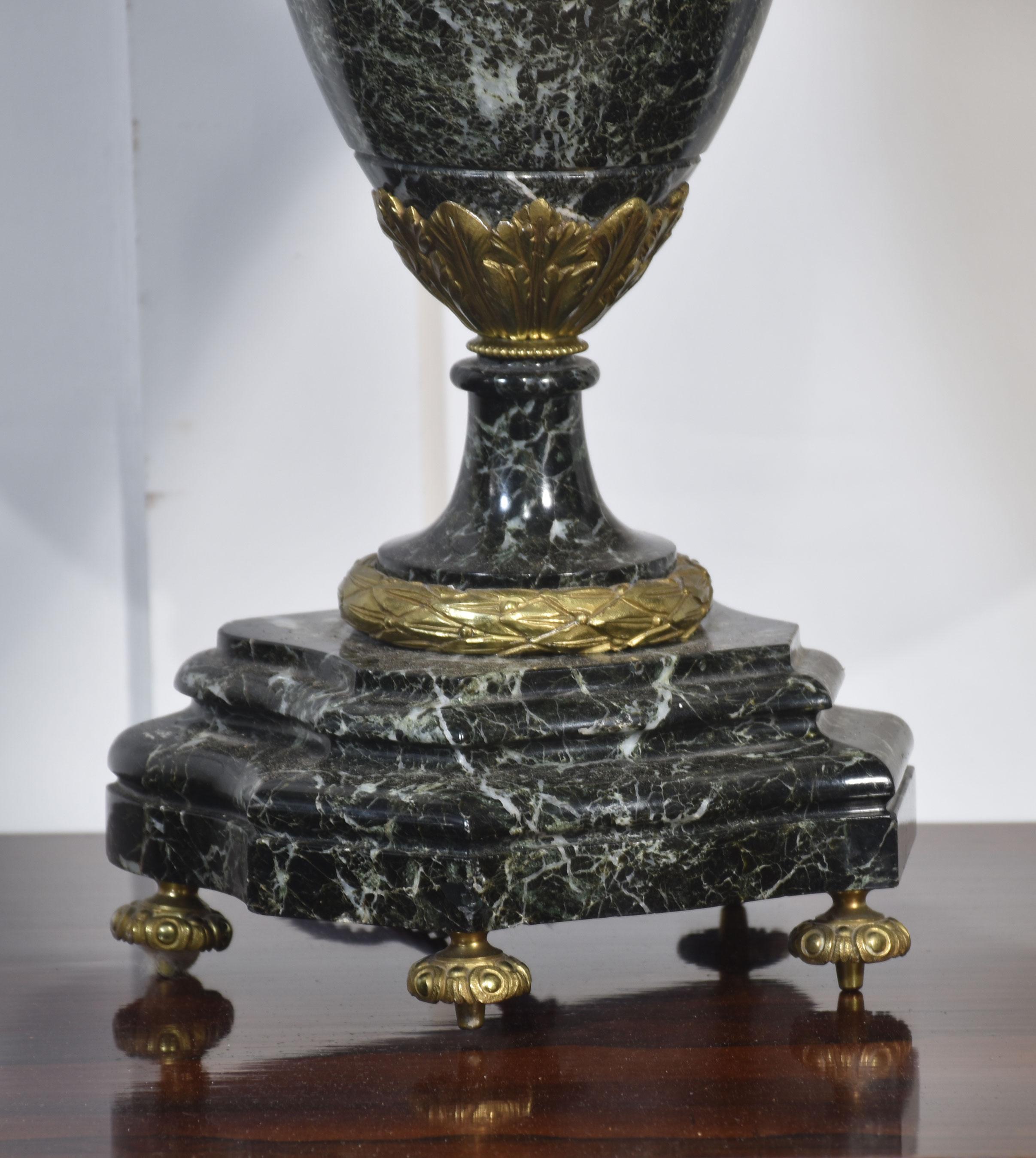 Coppia di lampade da tavolo francesi in marmo con montatura in ormolu In condizioni buone in vendita a Cheshire, GB