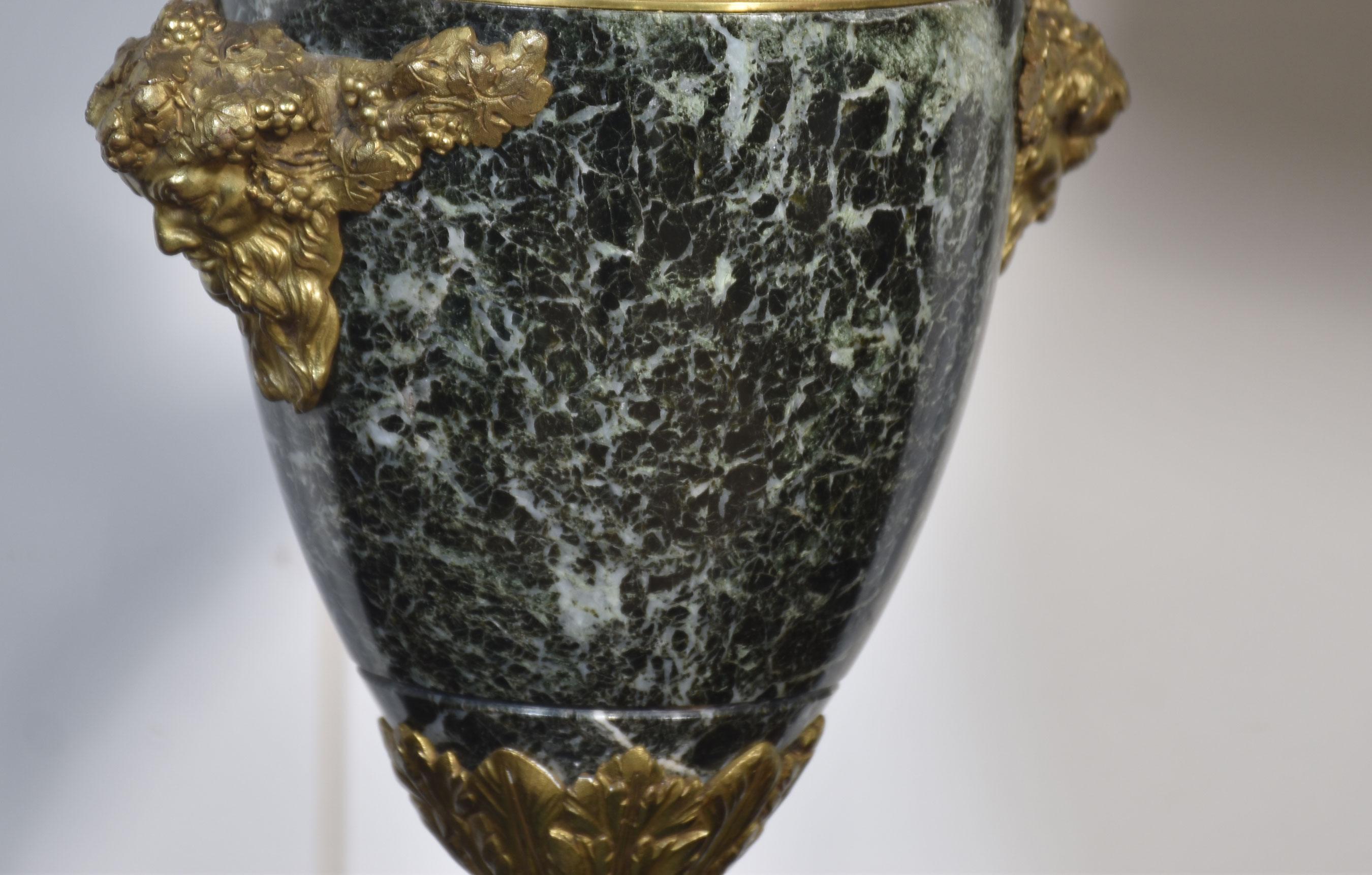 XX secolo Coppia di lampade da tavolo francesi in marmo con montatura in ormolu in vendita