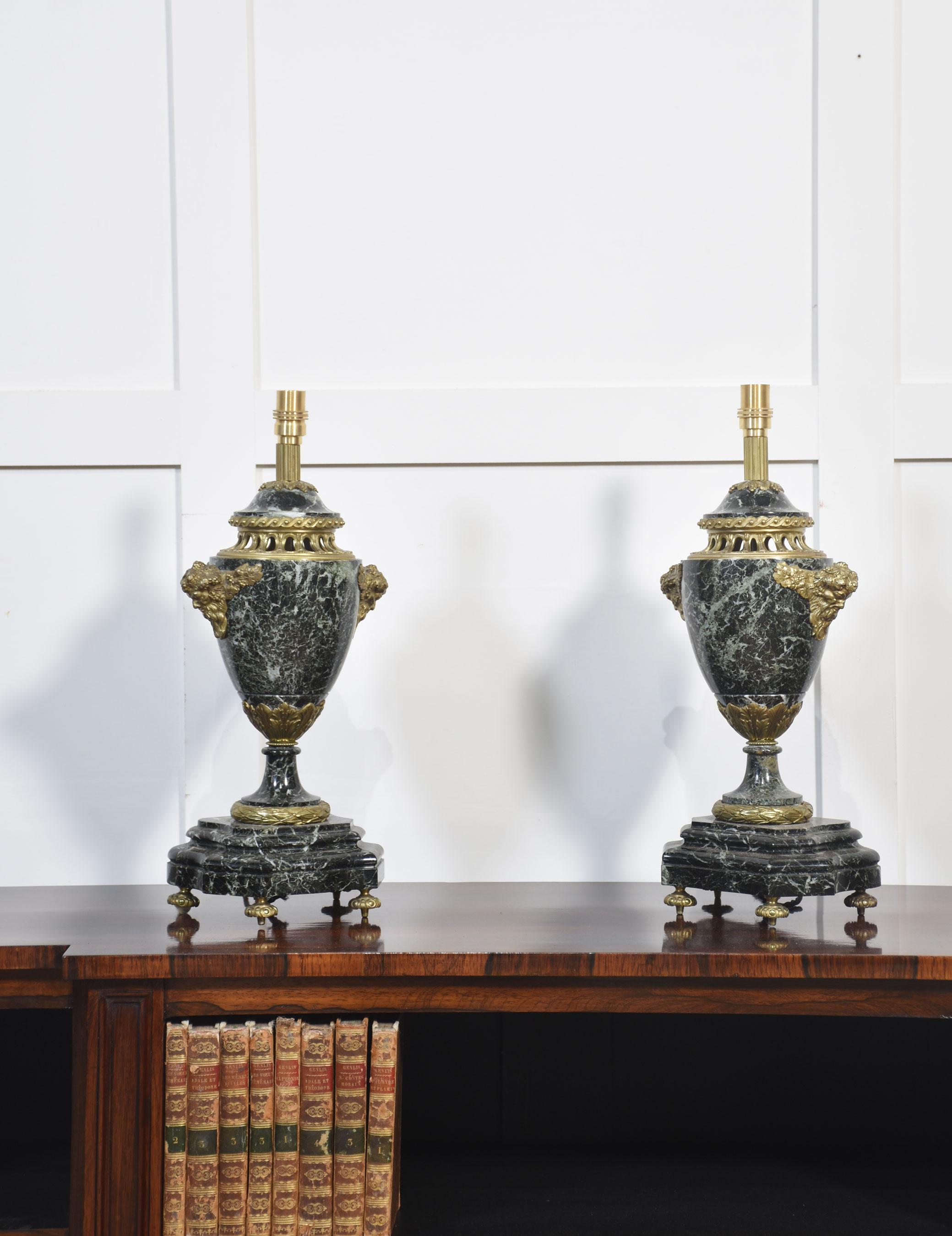 Coppia di lampade da tavolo francesi in marmo con montatura in ormolu in vendita 1