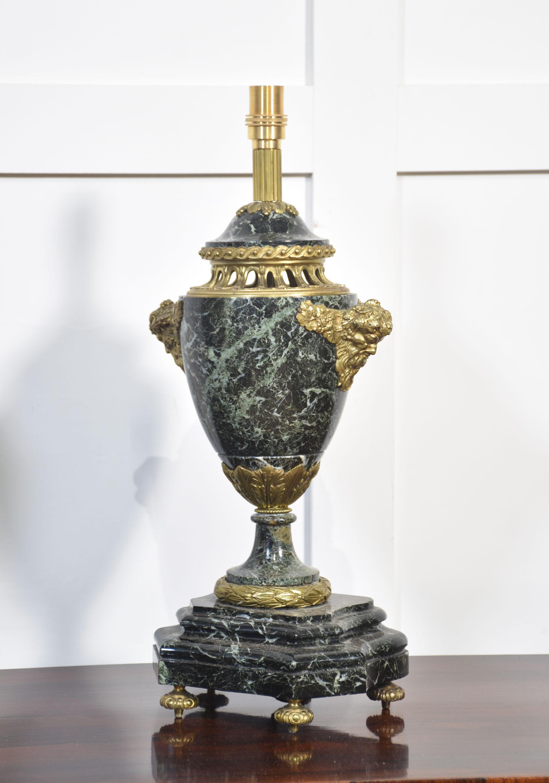 Coppia di lampade da tavolo francesi in marmo con montatura in ormolu in vendita 2