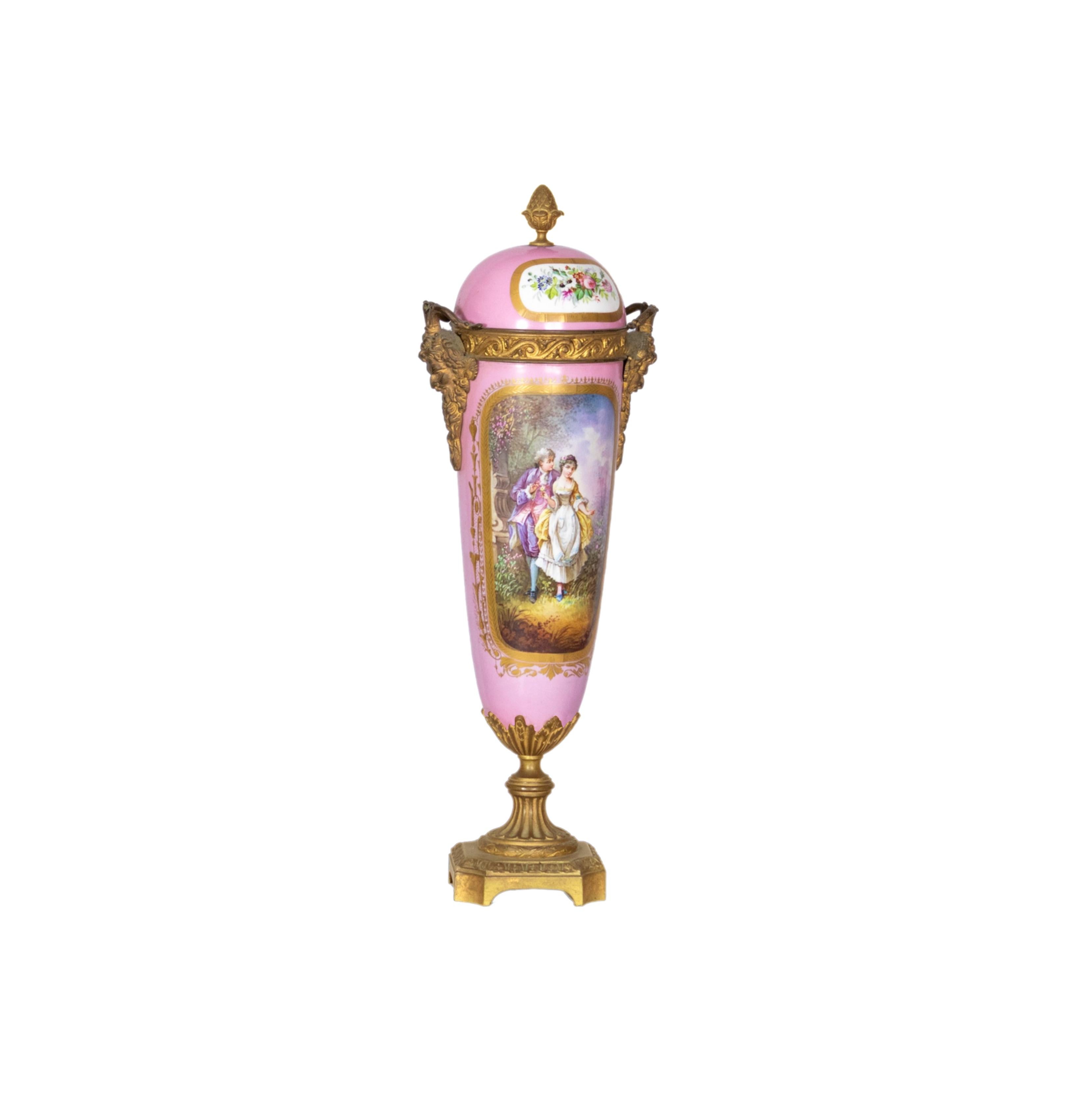 Rococò Coppia di vasi francesi di Sèvres rosa con ormolatura, (XIX secolo) in vendita