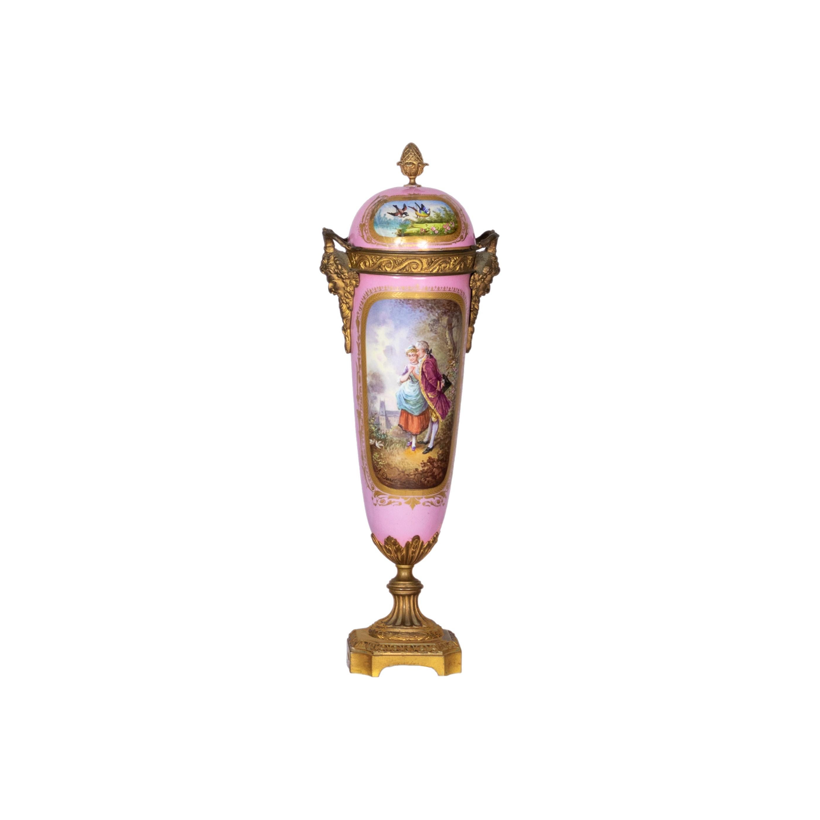 Coppia di vasi francesi di Sèvres rosa con ormolatura, (XIX secolo) In condizioni discrete in vendita a Lisbon, PT