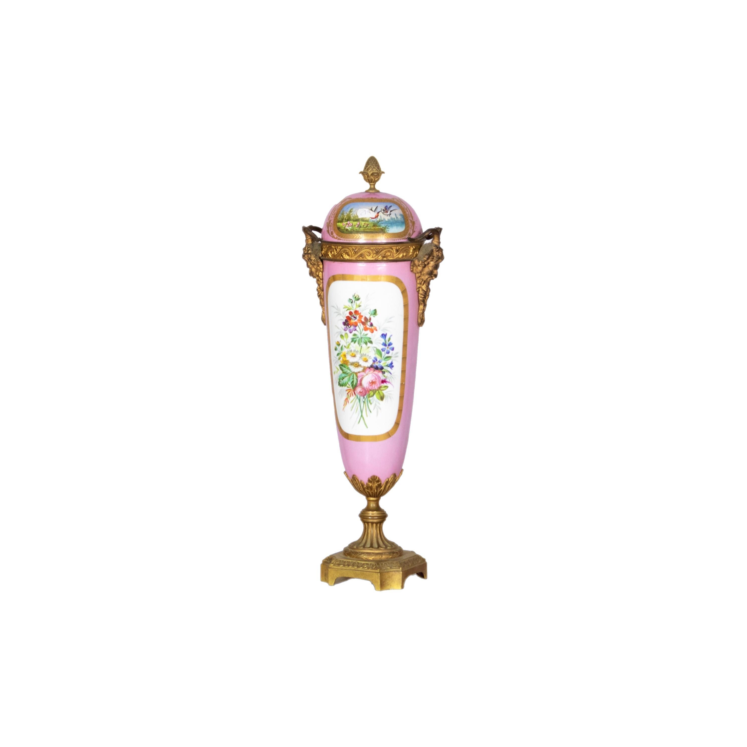 Bronzo Coppia di vasi francesi di Sèvres rosa con ormolatura, (XIX secolo) in vendita