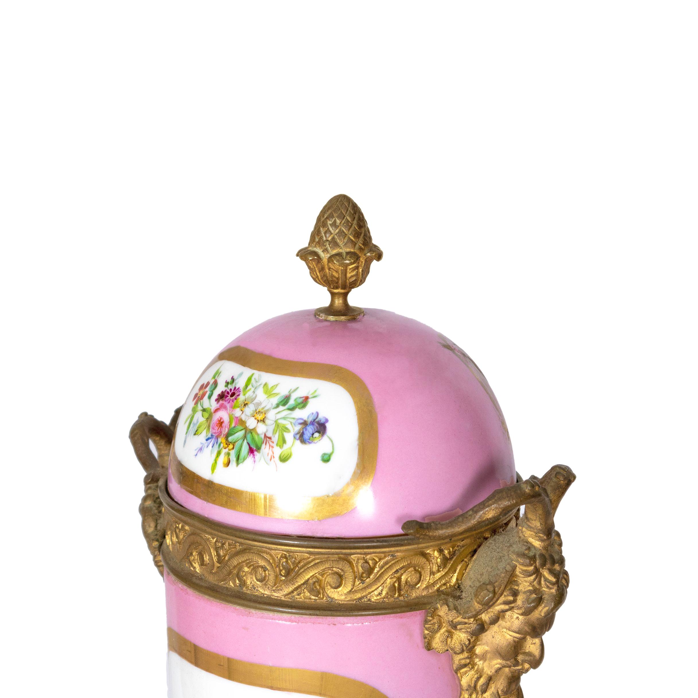 Coppia di vasi francesi di Sèvres rosa con ormolatura, (XIX secolo) in vendita 2