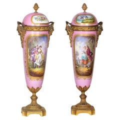 Coppia di vasi francesi di Sèvres rosa con ormolatura, (XIX secolo)