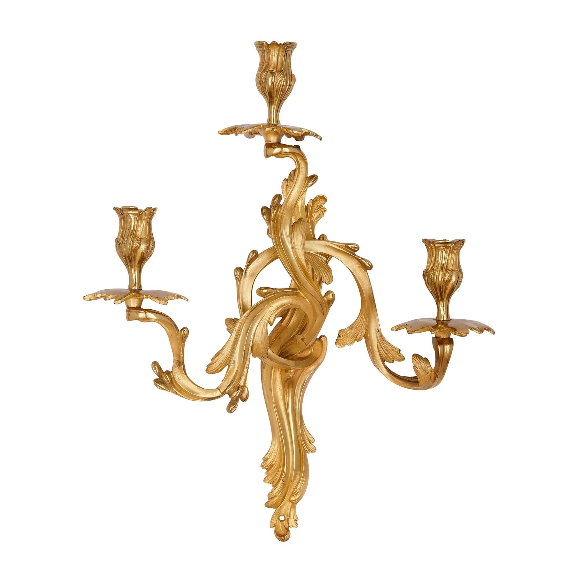 Coppia di applique francesi in Ormolu in stile Luigi XV.
Francese, fine del XIX secolo.
Misure: altezza 45 cm, larghezza 40 cm, profondità 15 cm.

Fuse in bronzo dorato e disegnate in un esuberante e radioso stile Luigi XV, con rami che si