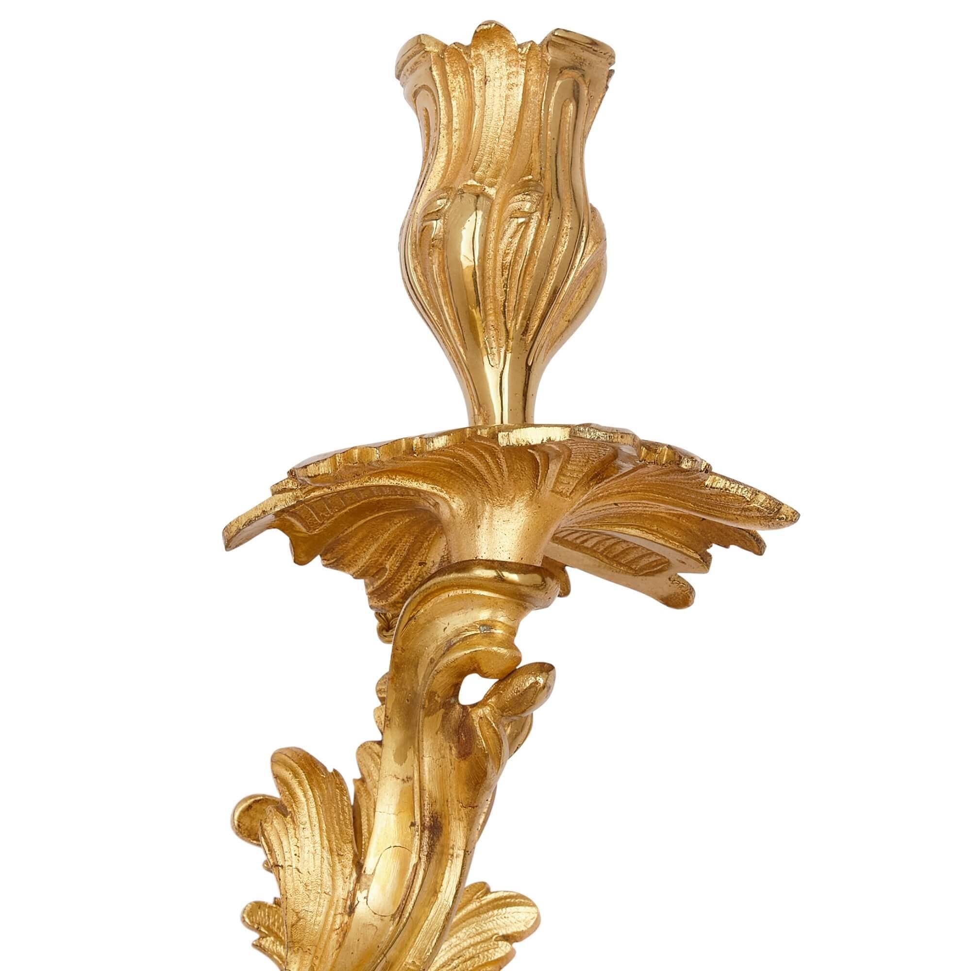 Paar französische Goldbronze-Wandleuchten im Louis-XV-Stil (19. Jahrhundert) im Angebot