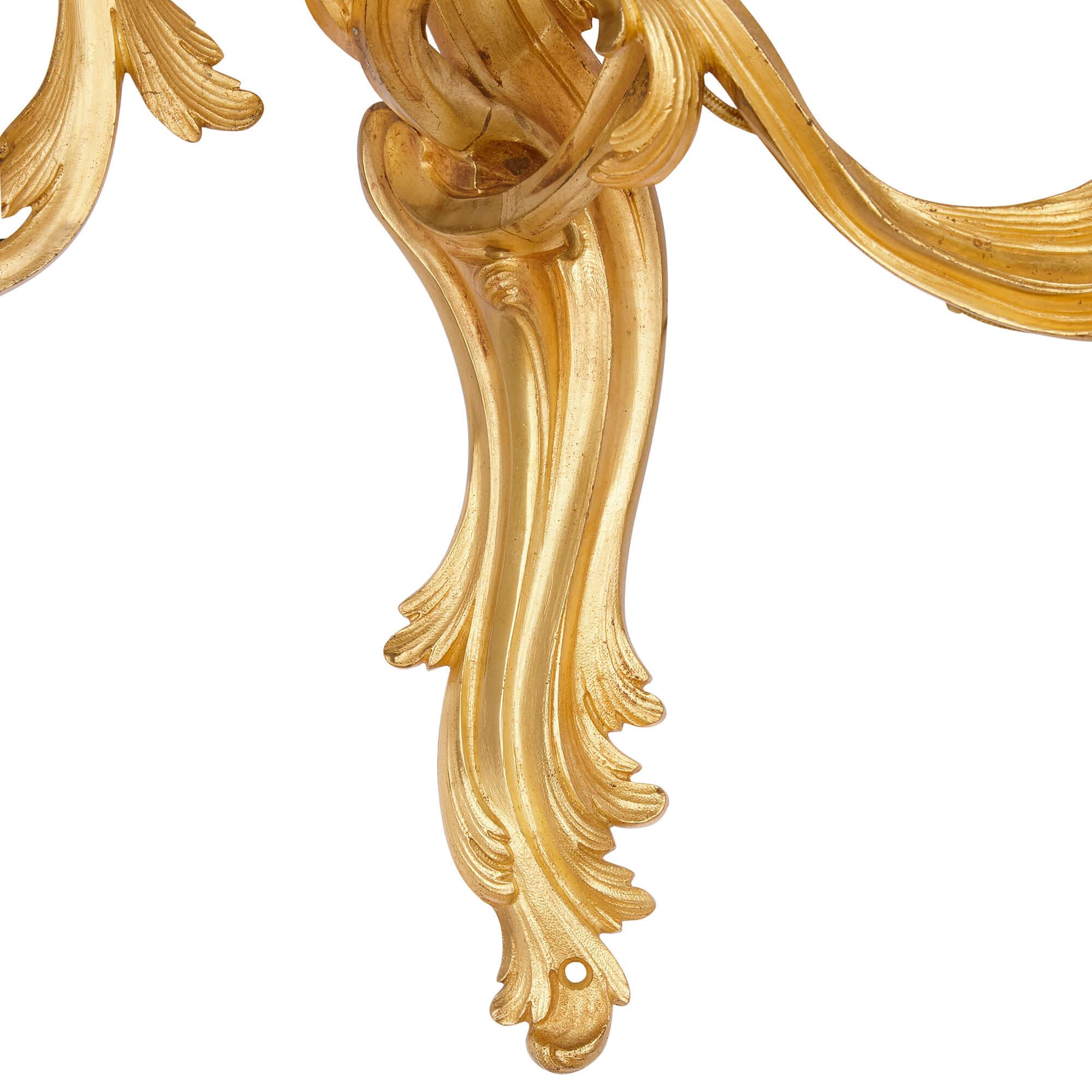 Coppia di applique francesi in ormolu in stile Luigi XV in vendita 1