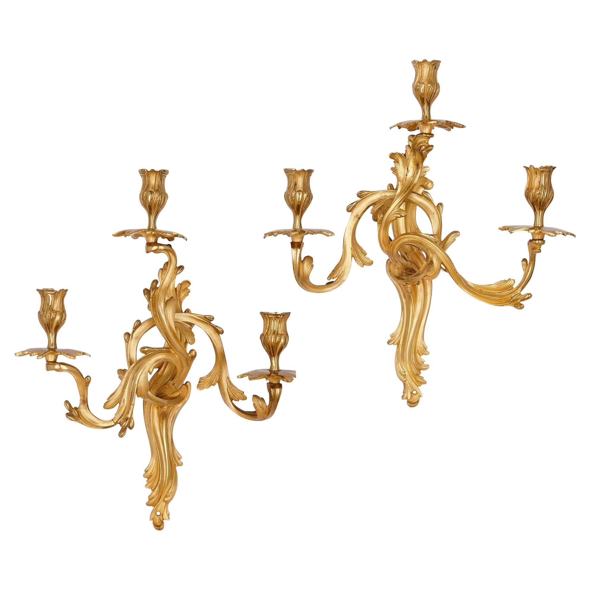 Paar französische Goldbronze-Wandleuchten im Louis-XV-Stil