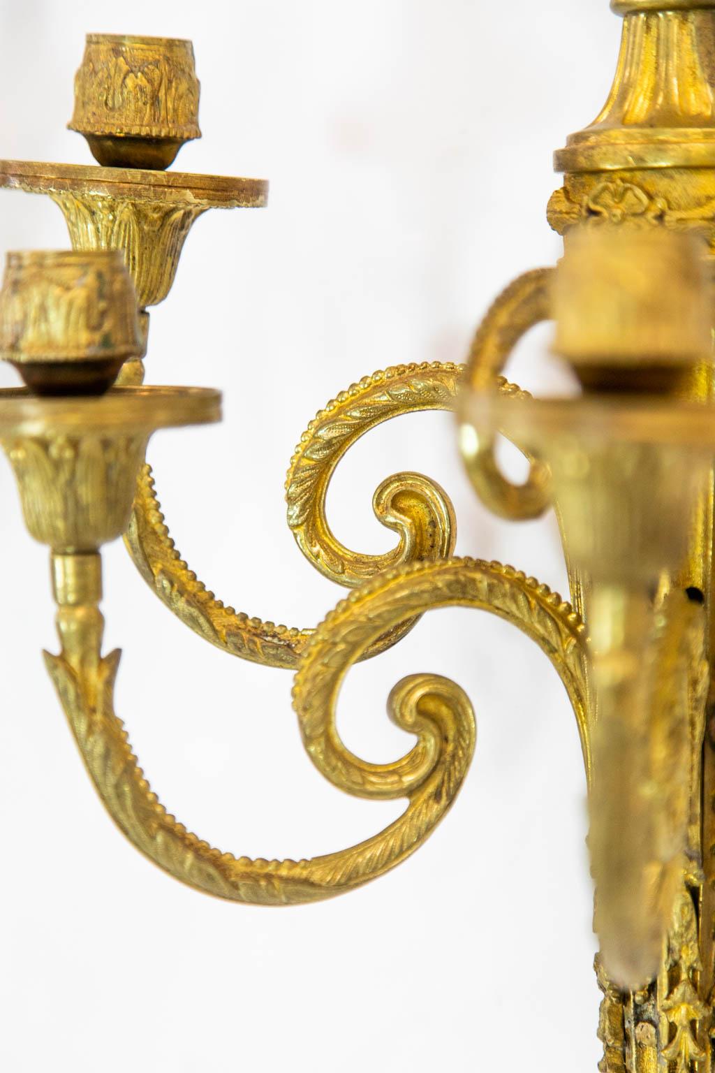 Pareja de apliques franceses de Ormolu en venta 2