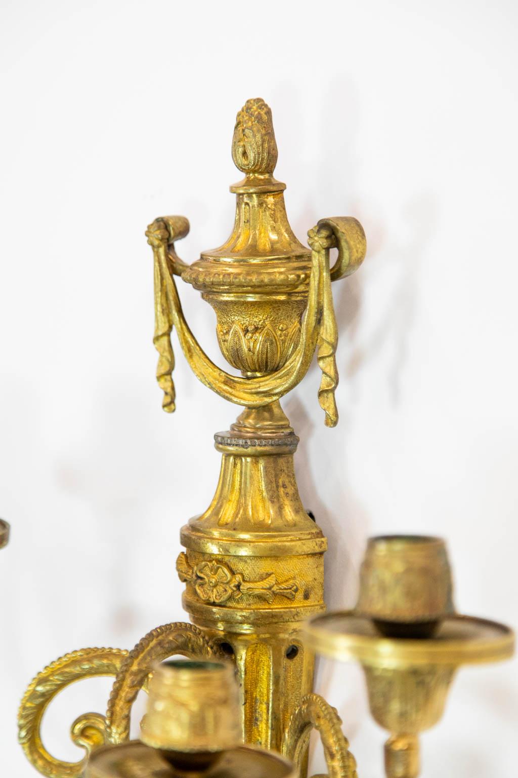 Pareja de apliques franceses de Ormolu en venta 3
