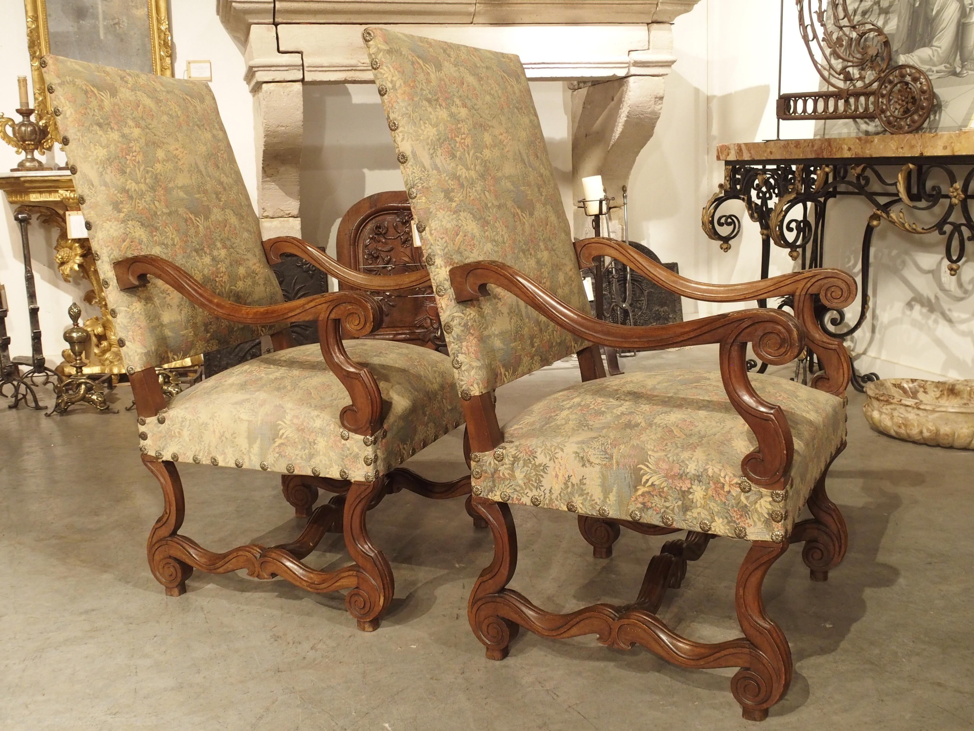 Pair of French Os-de-Mouton Armchairs in Carved Walnut, Circa 1900 4