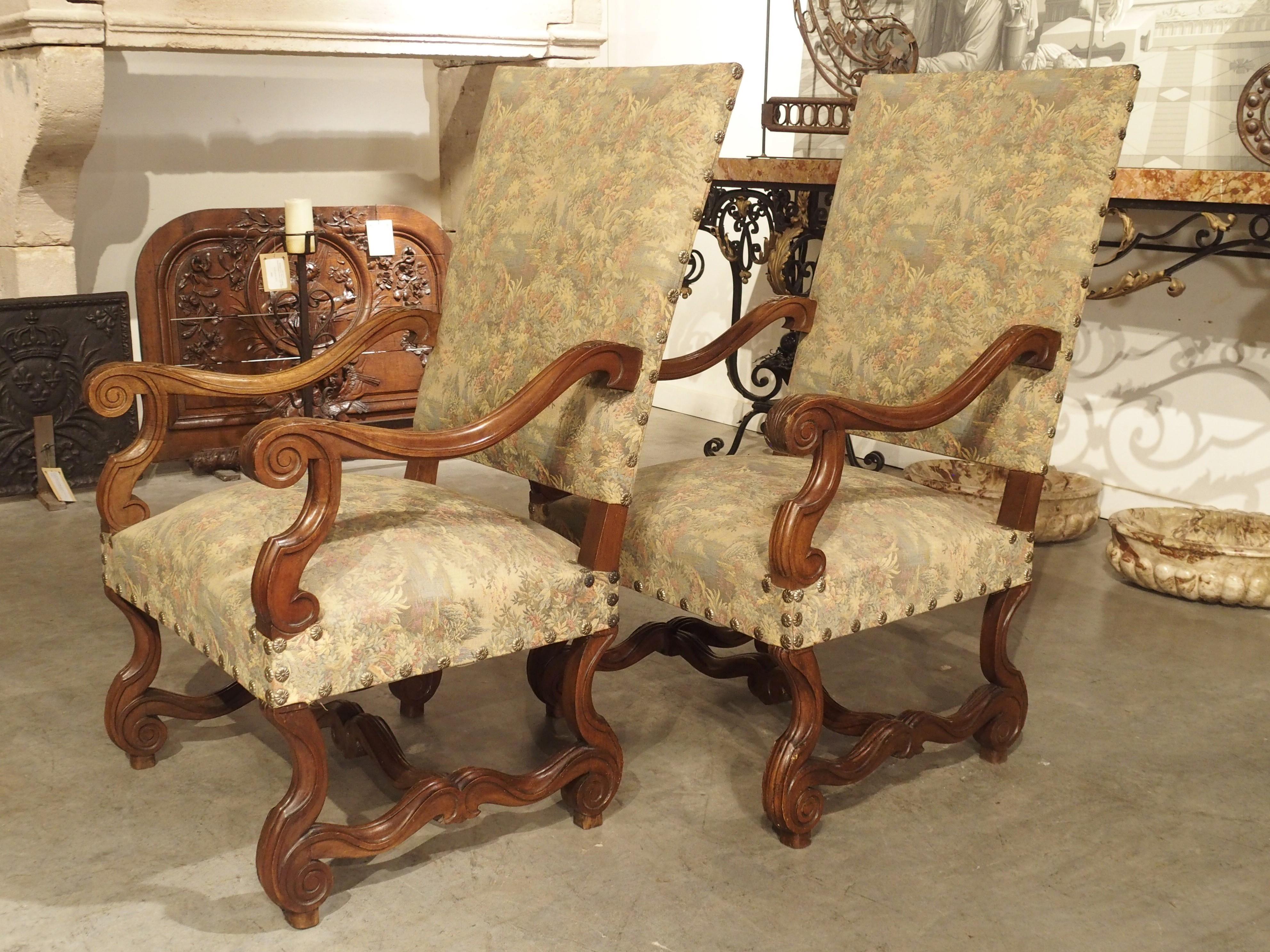 Pair of French Os-de-Mouton Armchairs in Carved Walnut, Circa 1900 7