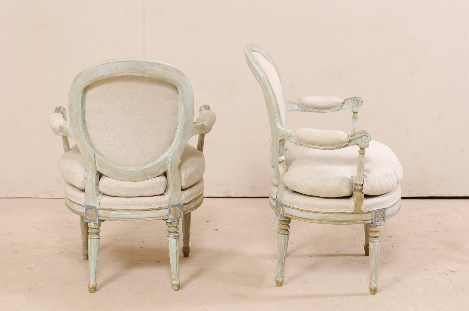 20th Century Pair of French Oval-Back Bergère Chairs with Delicately Carved Floral Motifs