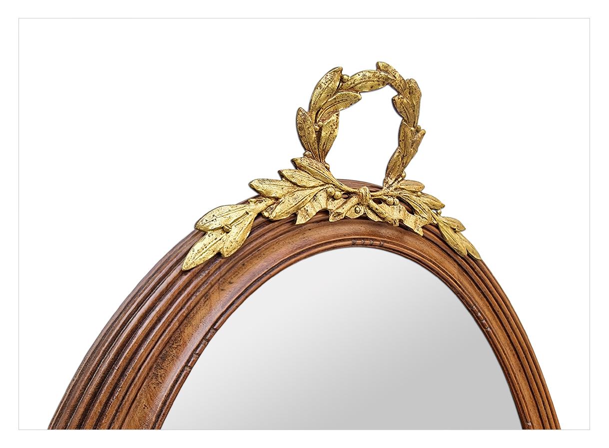 Fine XIX secolo Coppia di specchi ovali francesi in legno intagliato e bronzo dorato, circa 1890 in vendita