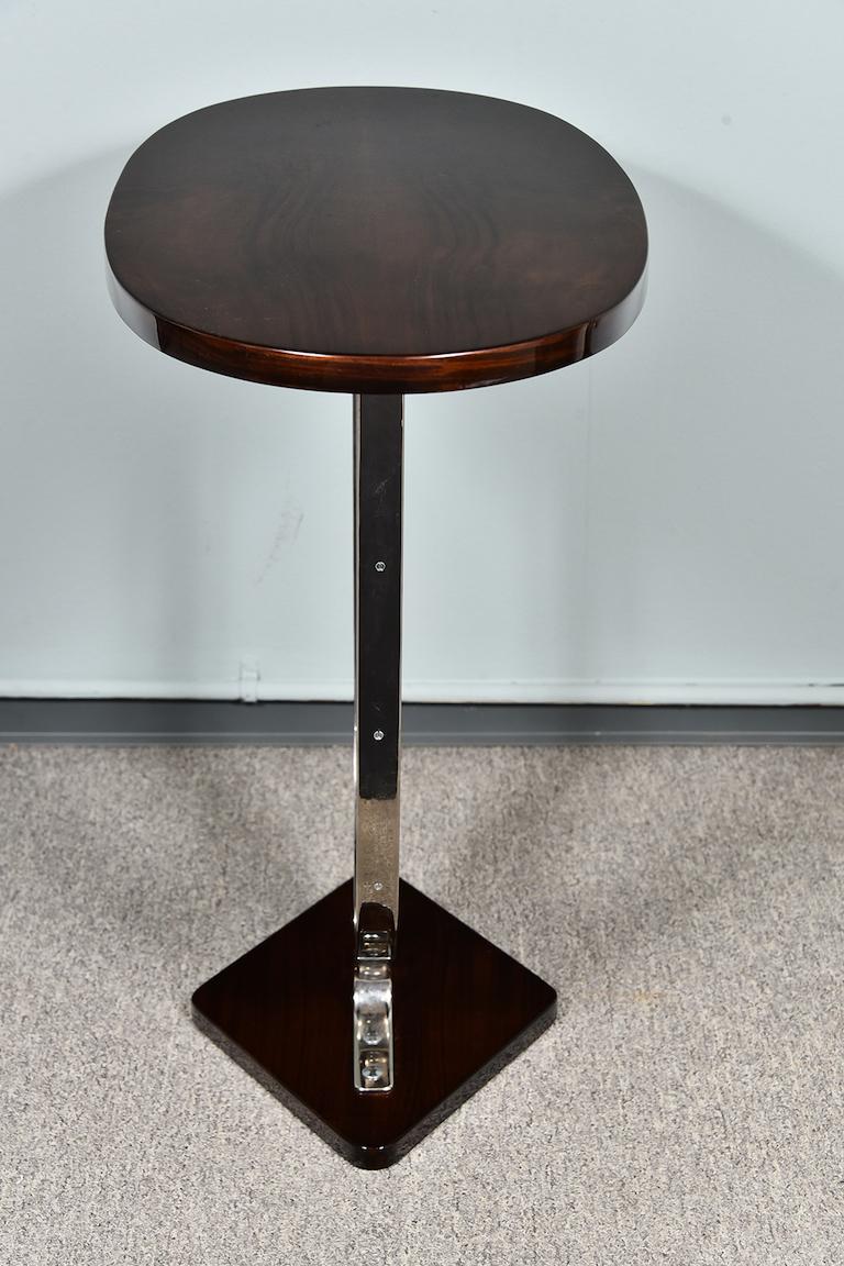 Pair of French Art Deco Oval Side Tables in Walnut 1