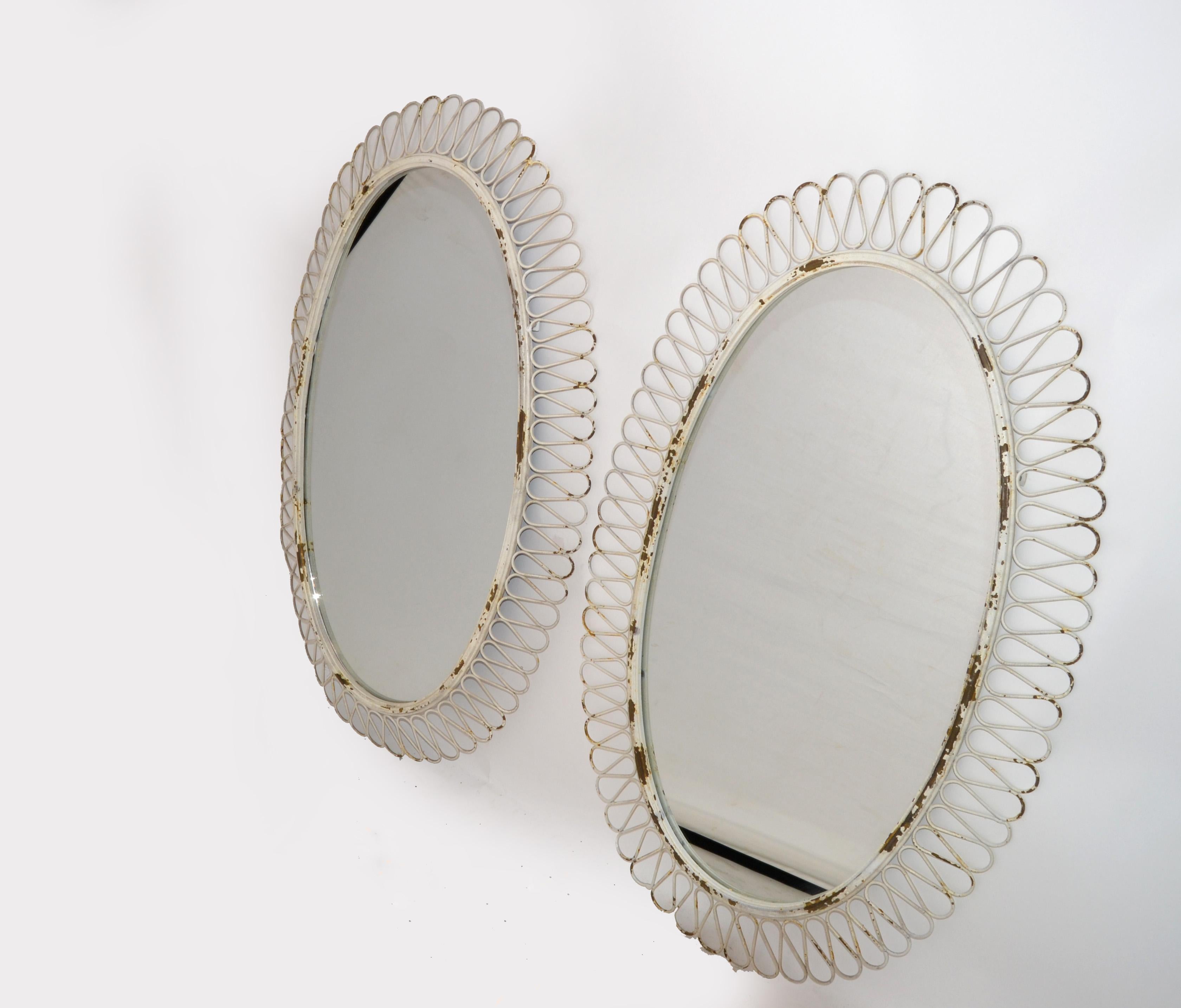 1950er Jahre Französisch notleidenden antiken weißen Schmiedeeisen Wandspiegel oder Konsole Spiegel Art Deco-Stil.
Handgefertigte schmiedeeiserne Umrandung des ovalen Spiegels.
Sichere Aufhängekonstruktion auf der Rückseite.
Atemberaubende