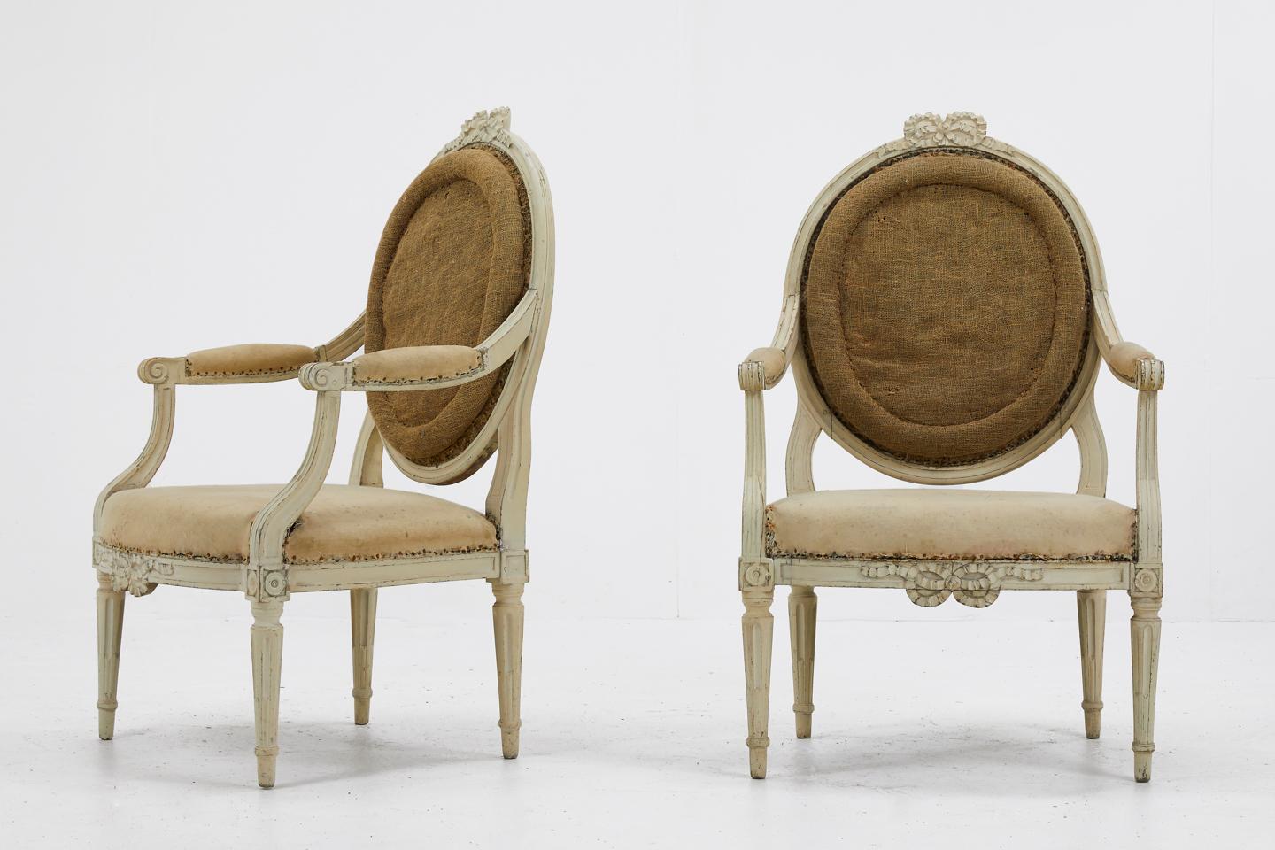 Pair of good sized French painted carved wood 18th century armchairs. Stripped back to calico and hessian, ready to re-cover.

All restoration to the frame and structure is complete.

Measures: Seat height 43 cm
Seat depth 51 cm.