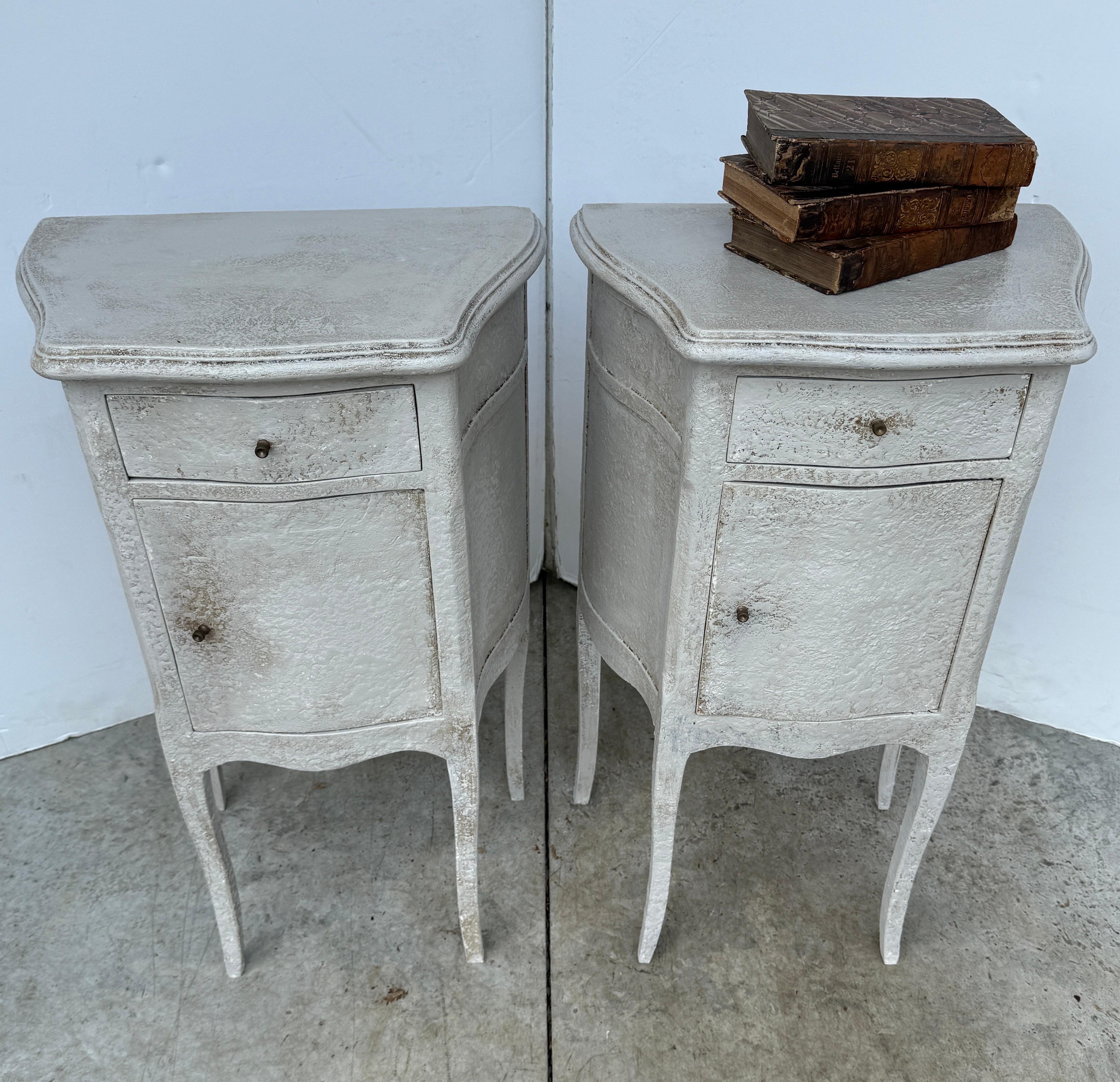 Pair of French Painted Bedside End Tables with Drawer en venta 2