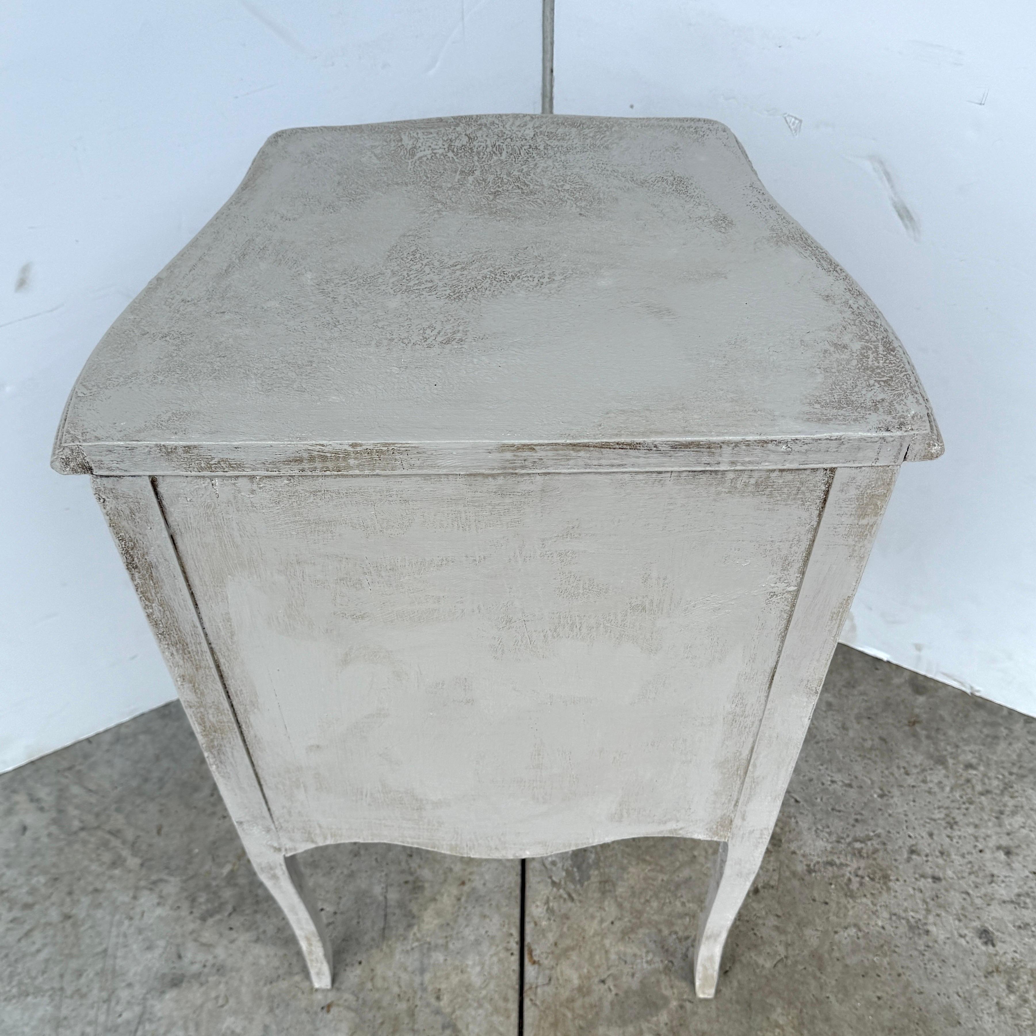 Pair of French Painted Bedside End Tables with Drawer en venta 3