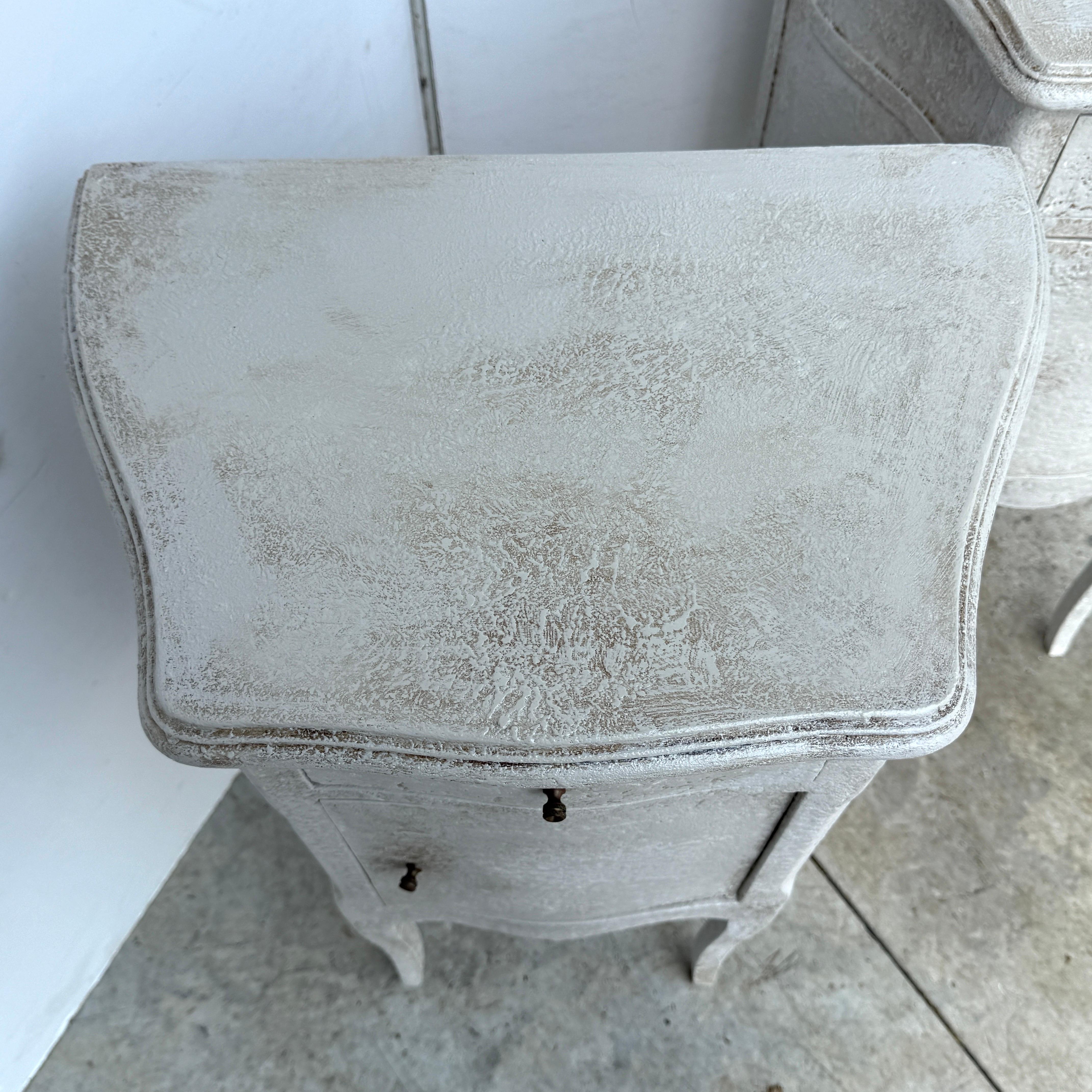 Pair of French Painted Bedside End Tables with Drawer en venta 4