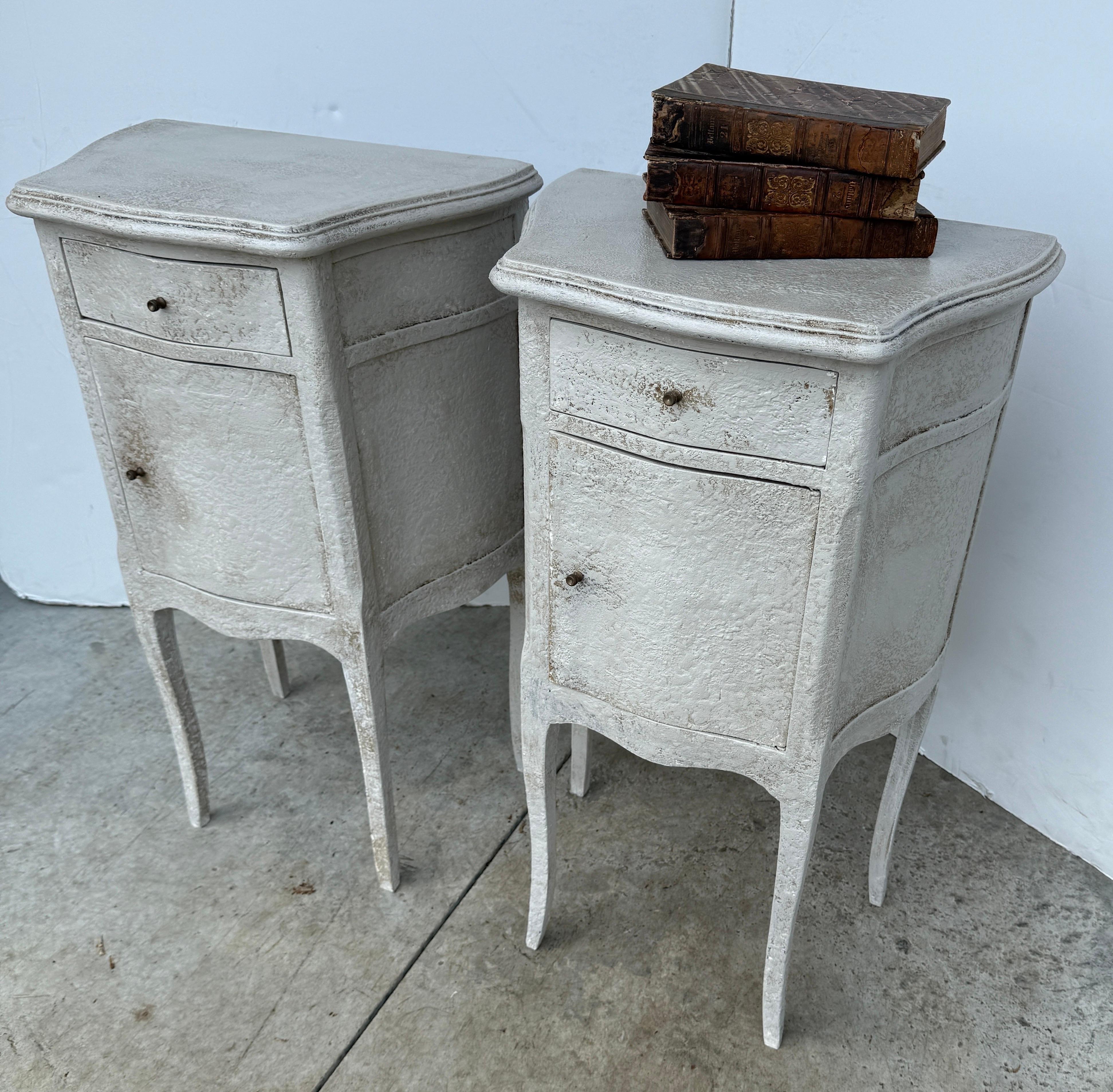 Pair of French Painted Bedside End Tables with Drawer en venta 5