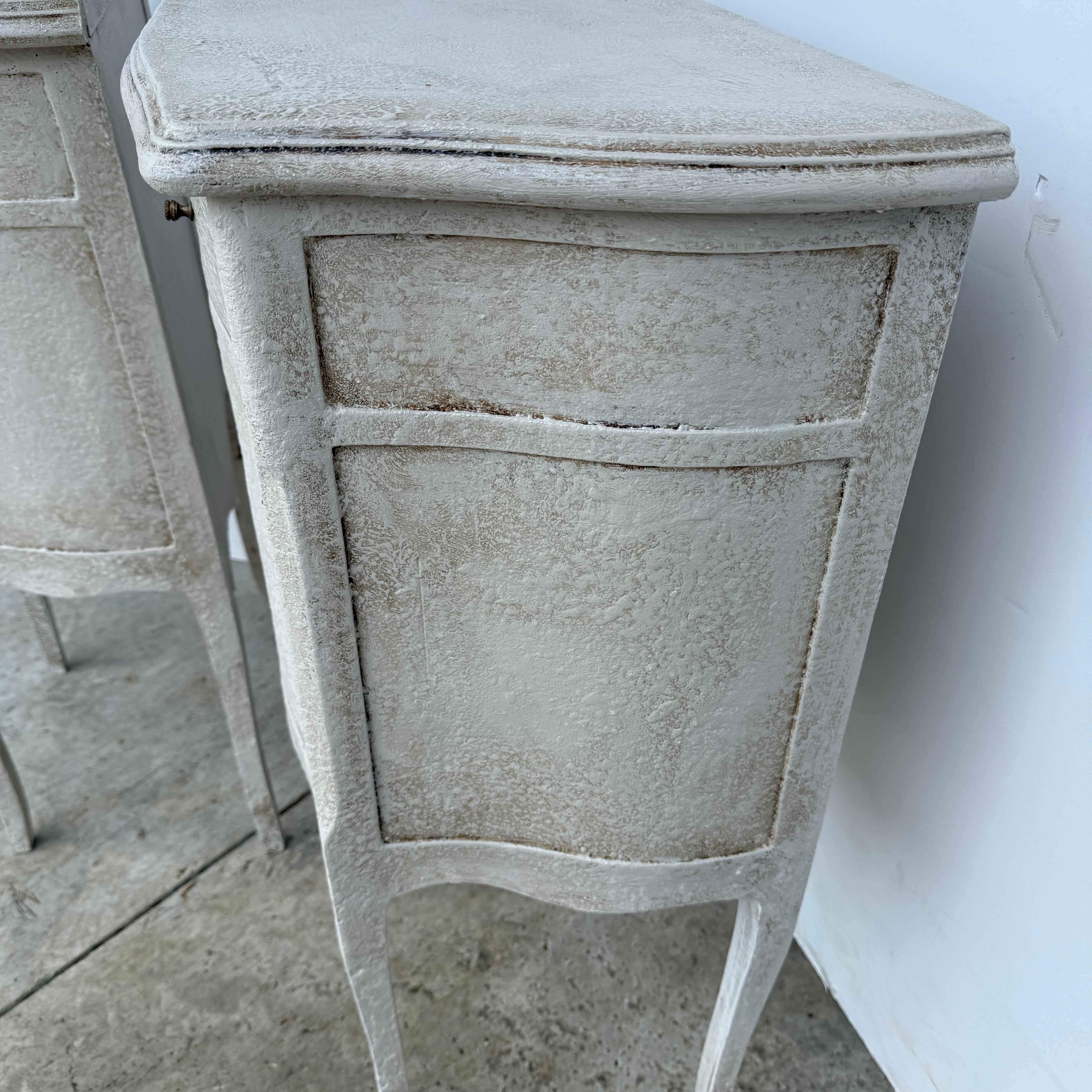 Pair of French Painted Bedside End Tables with Drawer en venta 6