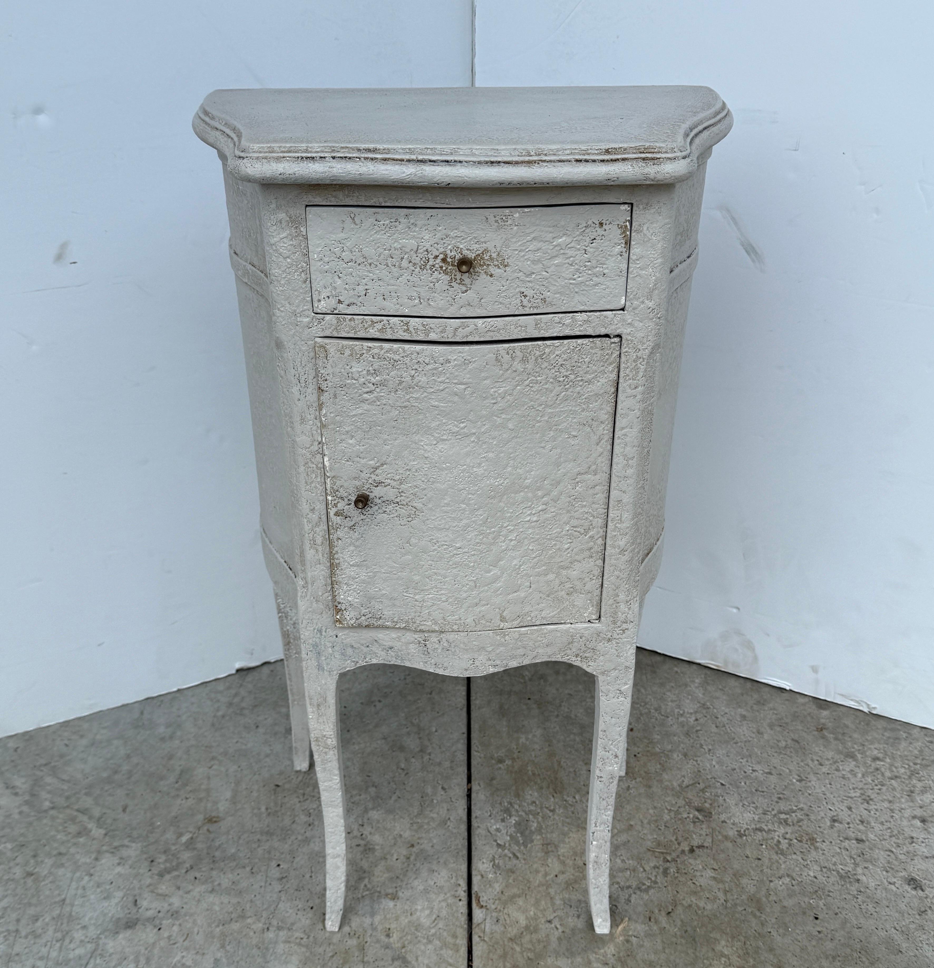 Pair of French Painted Bedside End Tables with Drawer en venta 7