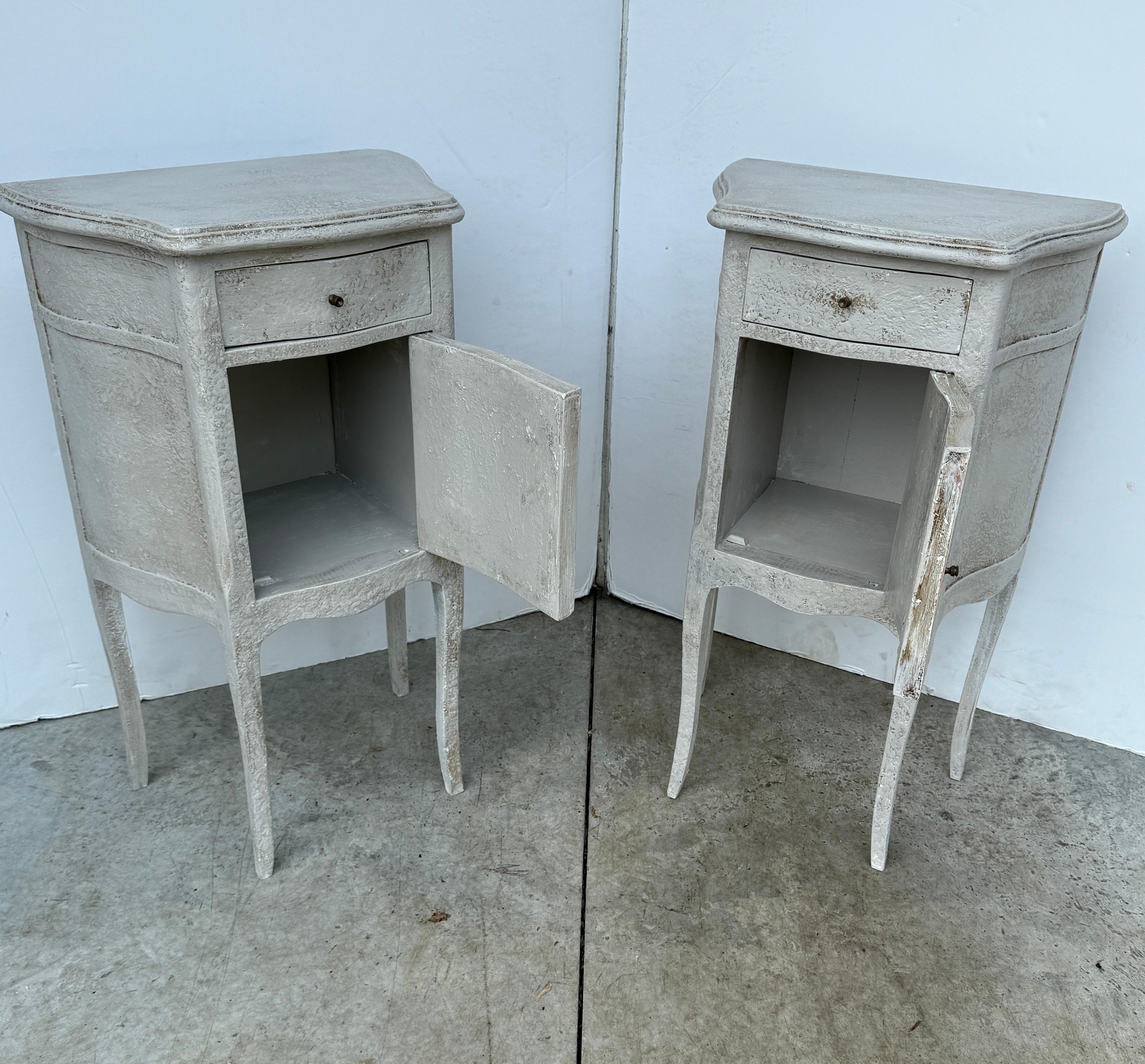 Pair of French Painted Bedside End Tables with Drawer en venta 9