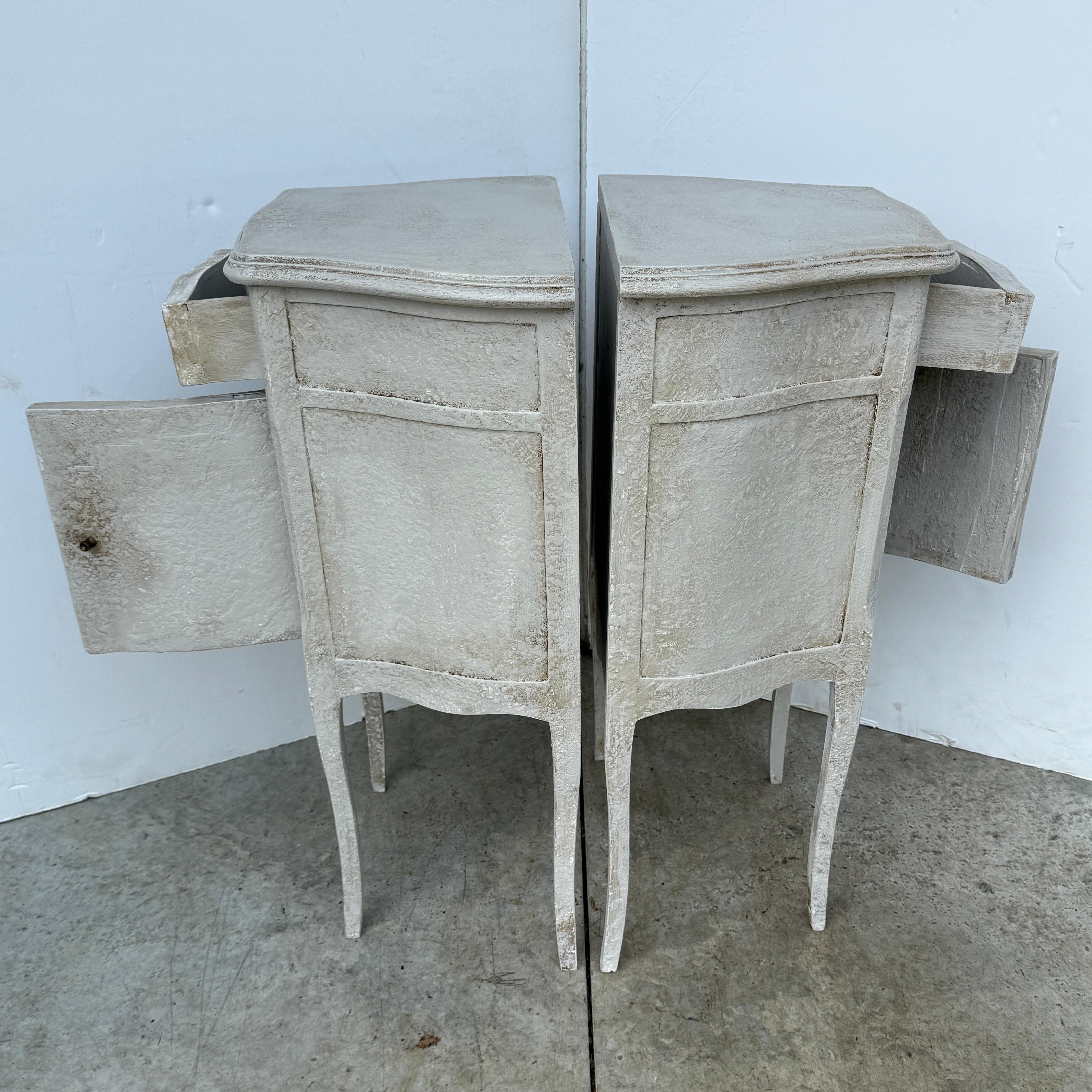 Pair of French Painted Bedside End Tables with Drawer en venta 10
