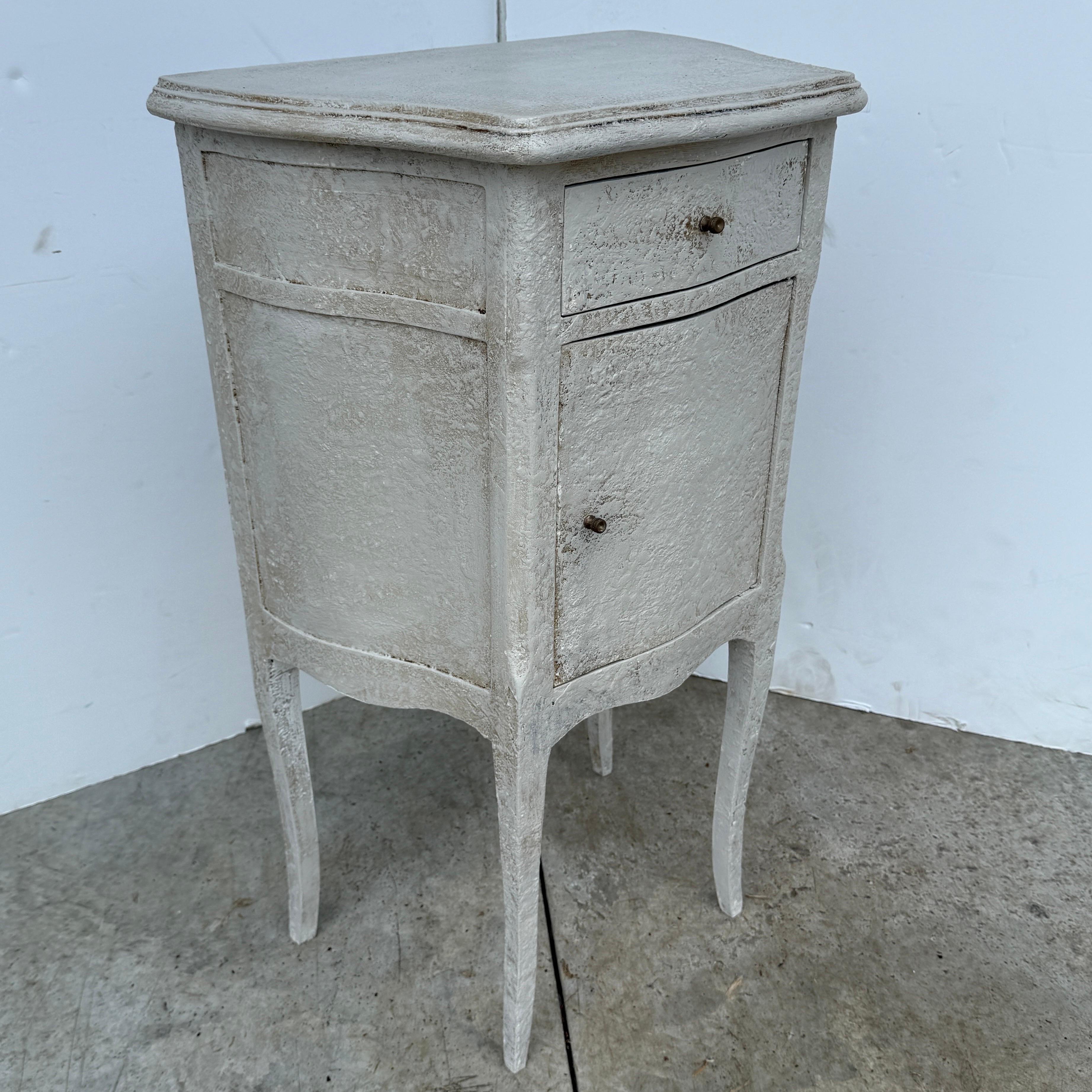 Pair of French Painted Bedside End Tables with Drawer en venta 11