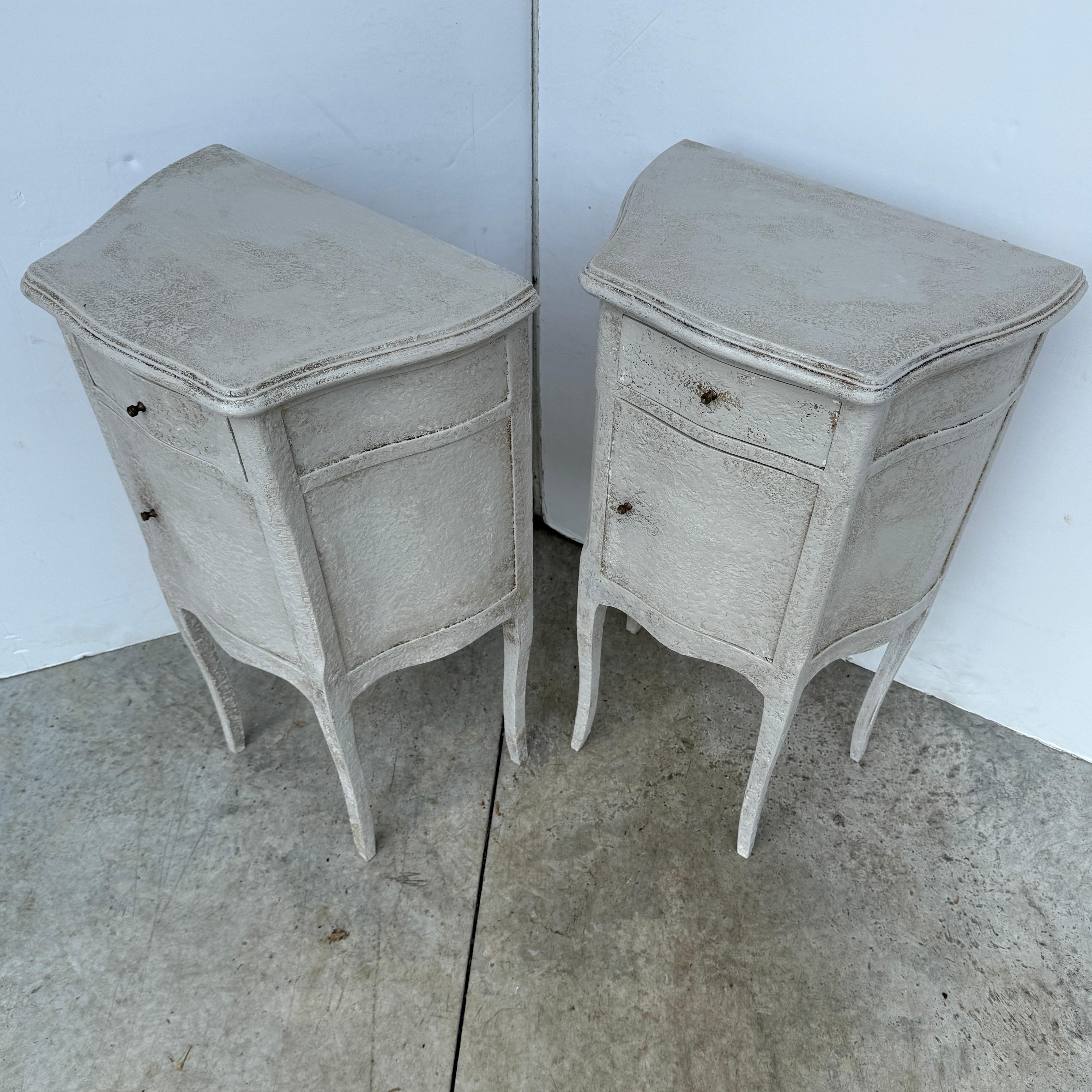 Pair of French Painted Bedside End Tables with Drawer en venta 12
