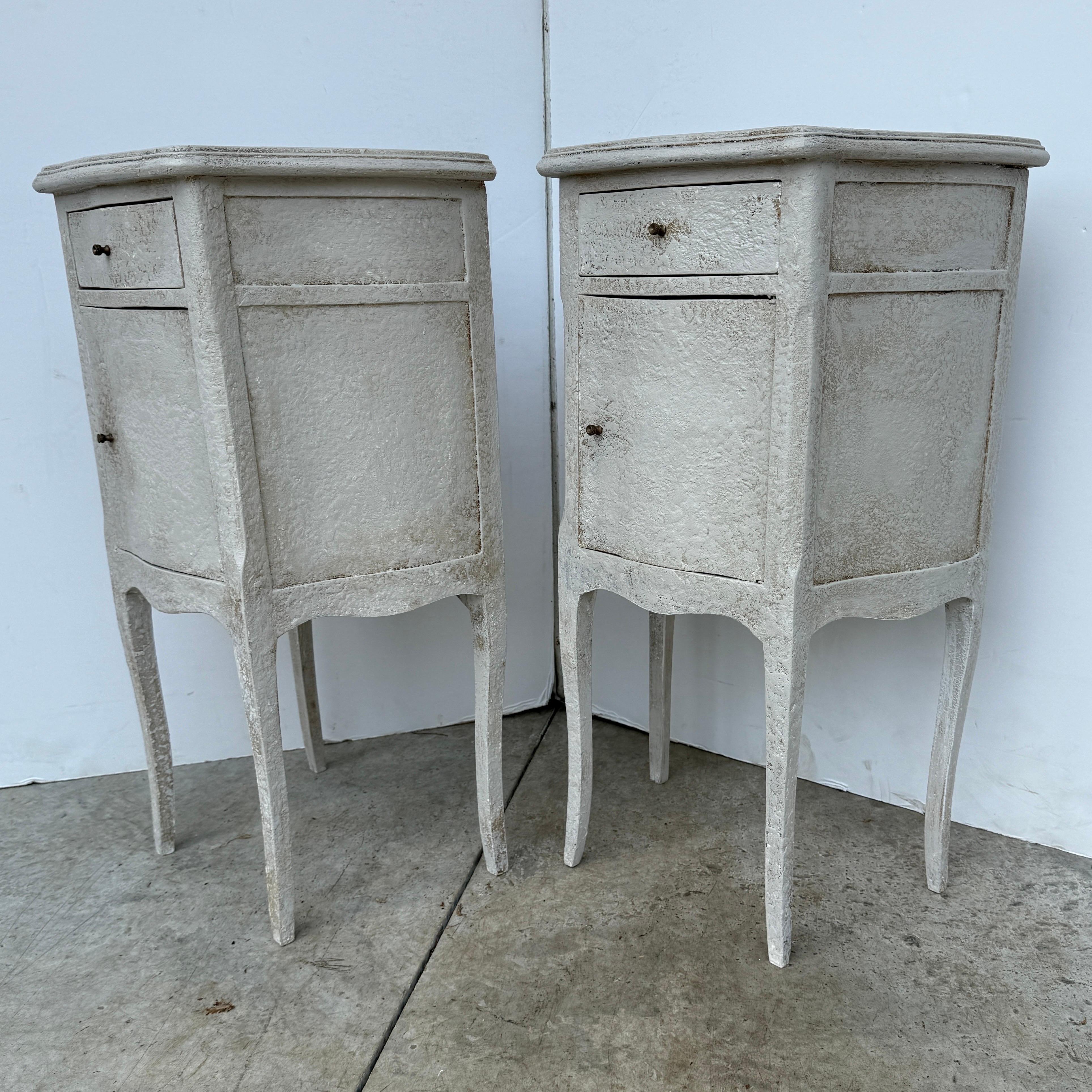 Pair of French Painted Bedside End Tables with Drawer Luis XVI en venta