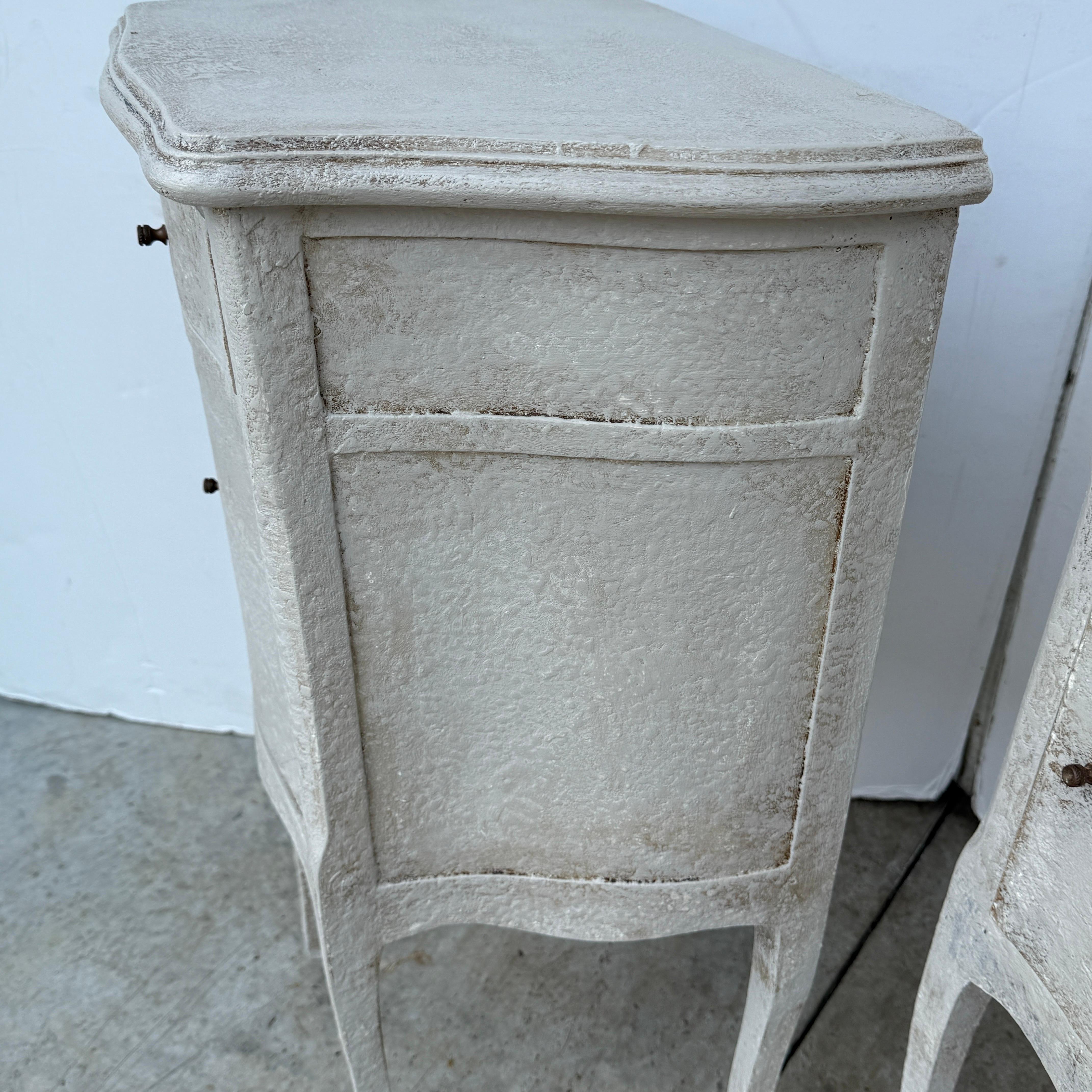 Pair of French Painted Bedside End Tables with Drawer Francés en venta