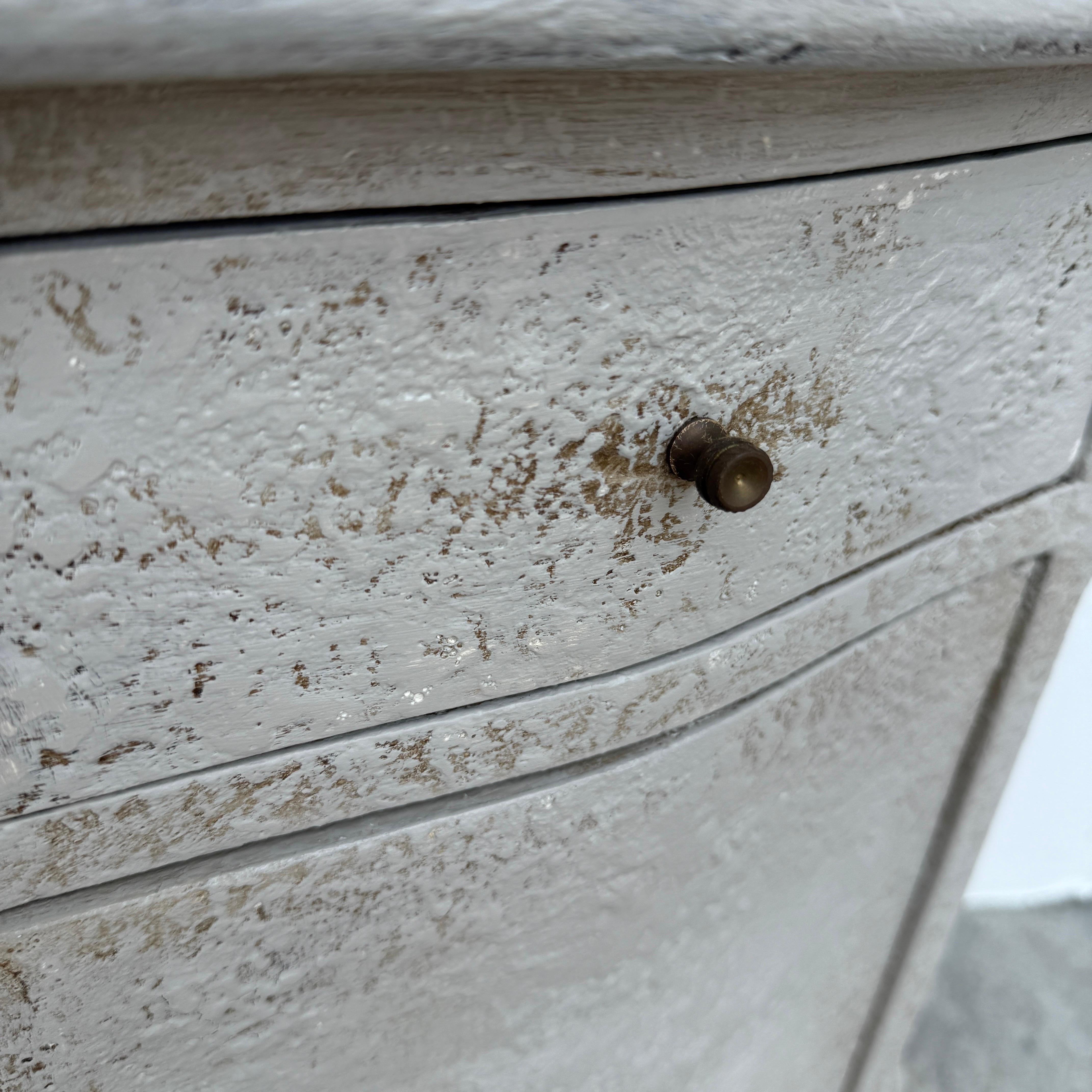 Pair of French Painted Bedside End Tables with Drawer Hecho a mano en venta