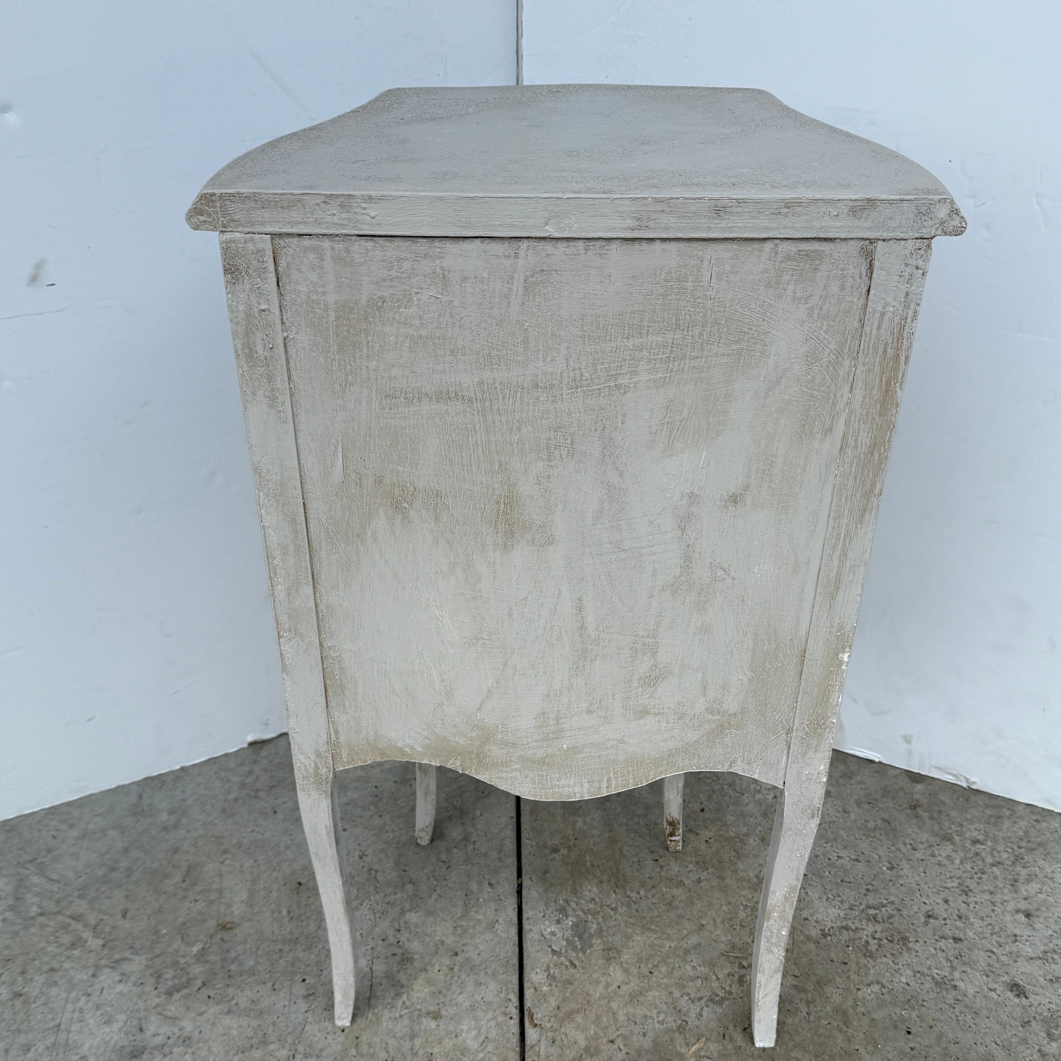 Pair of French Painted Bedside End Tables with Drawer siglo XIX en venta