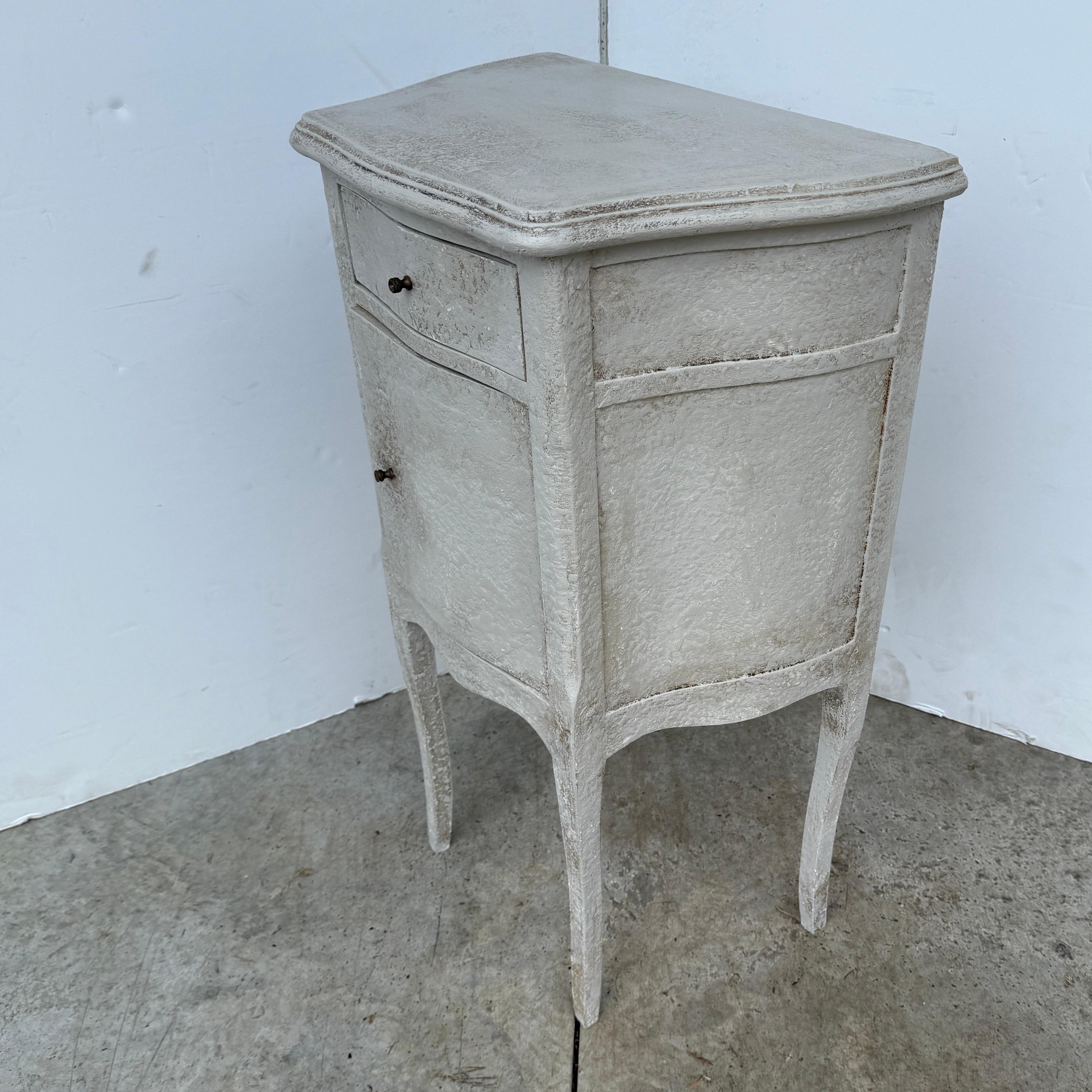 Pair of French Painted Bedside End Tables with Drawer Latón en venta