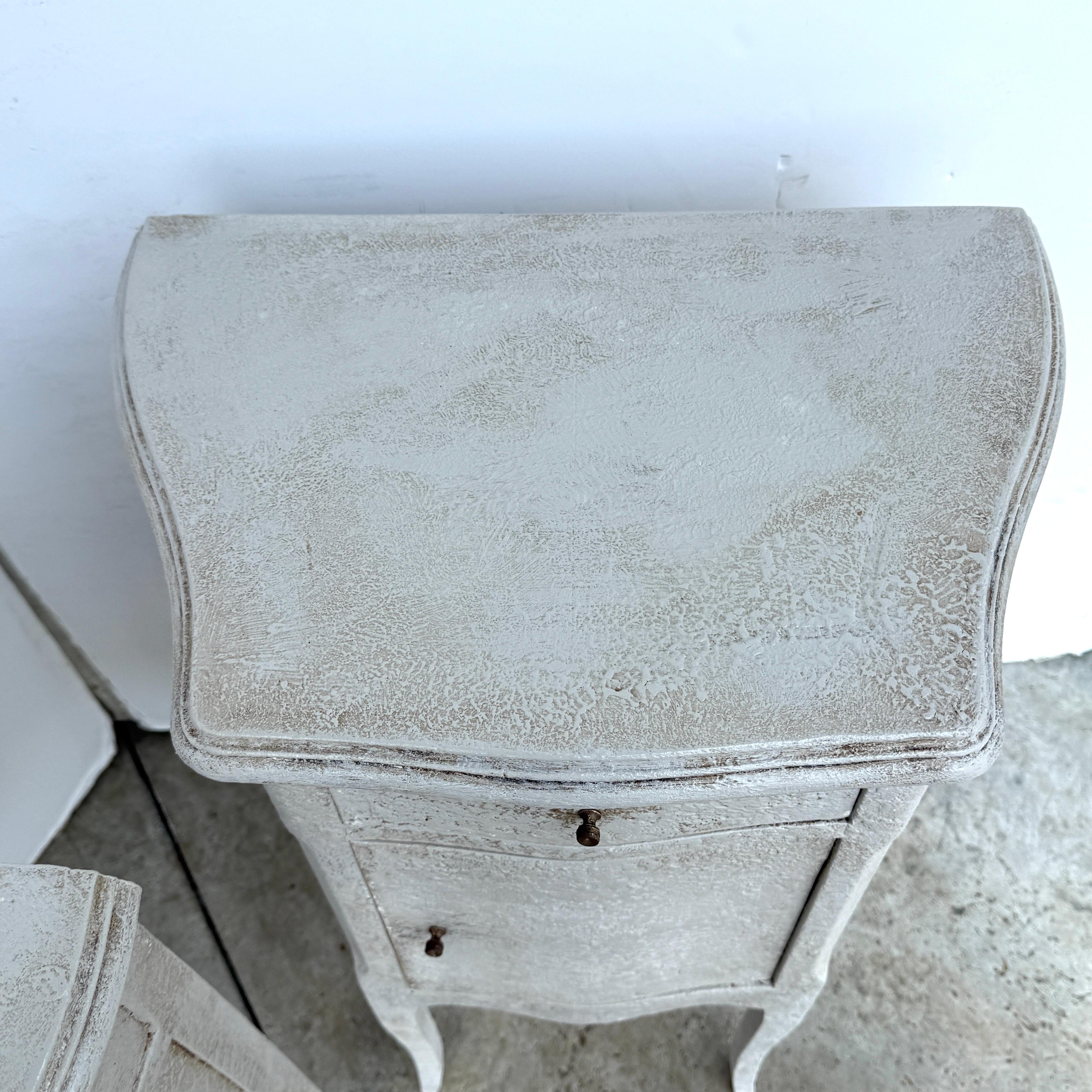 Pair of French Painted Bedside End Tables with Drawer en venta 1