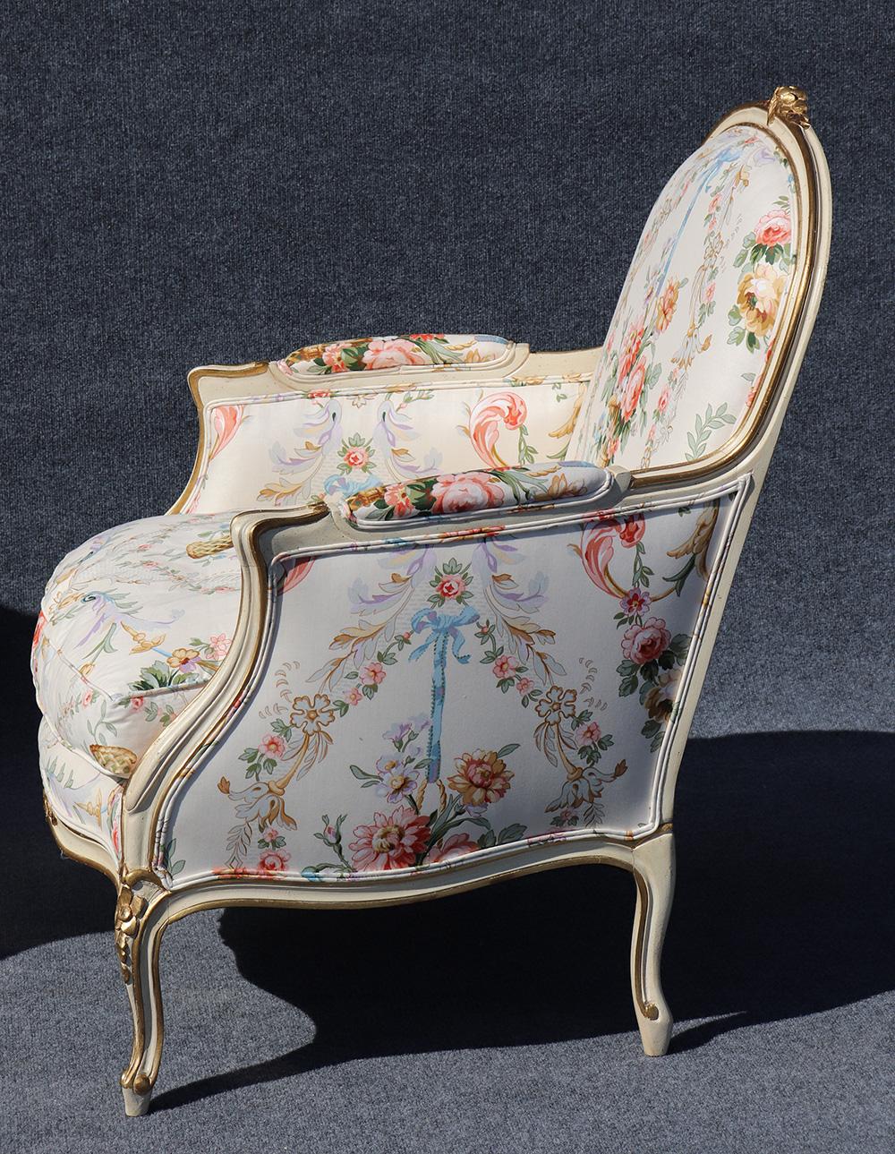 Pair of French Painted Carved Louis XV Style Bergère Chairs In Good Condition In Swedesboro, NJ