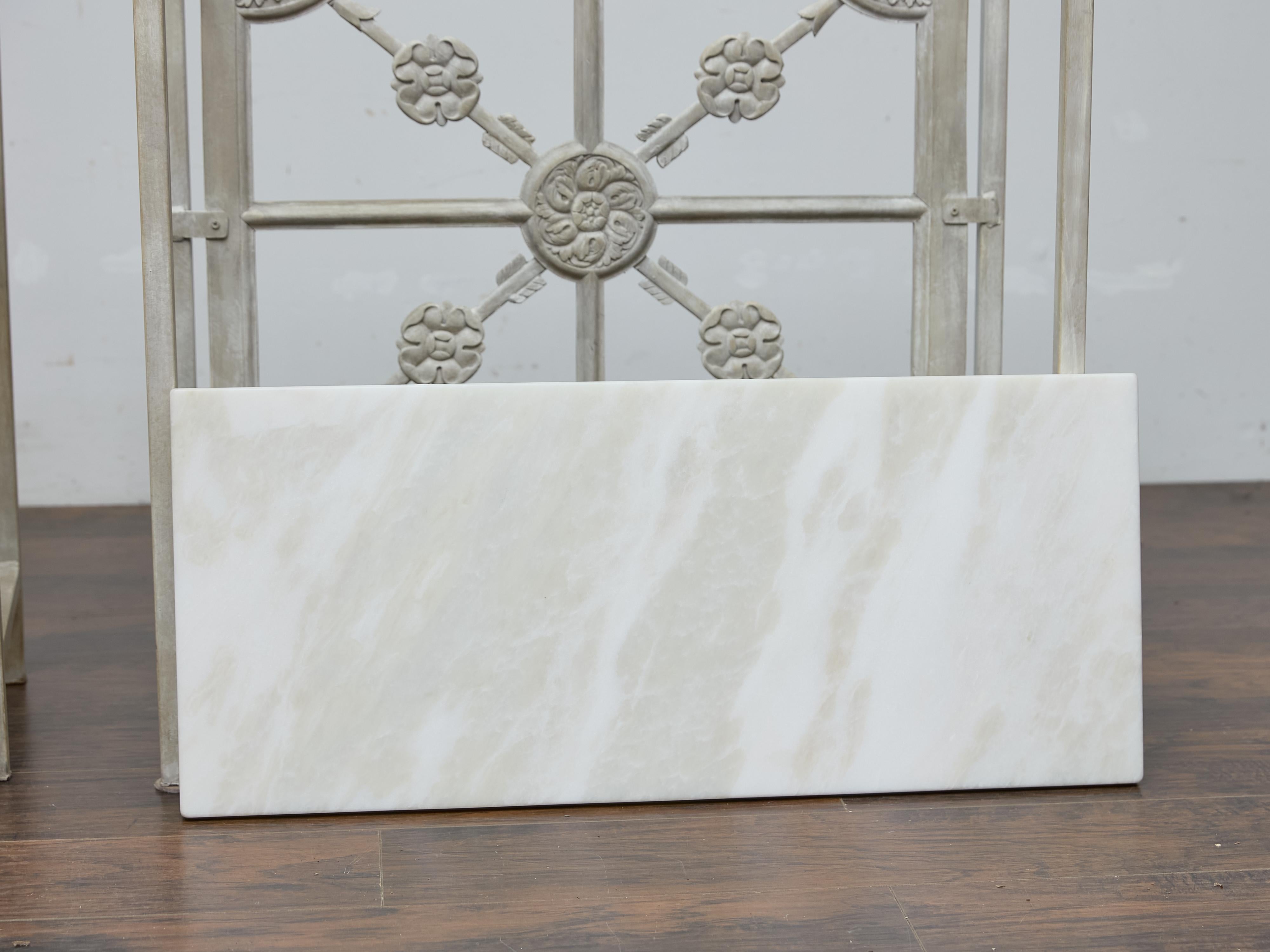 Coppia di consolle francesi in ferro dipinto con pannelli in legno intagliato e piani in marmo in vendita 3