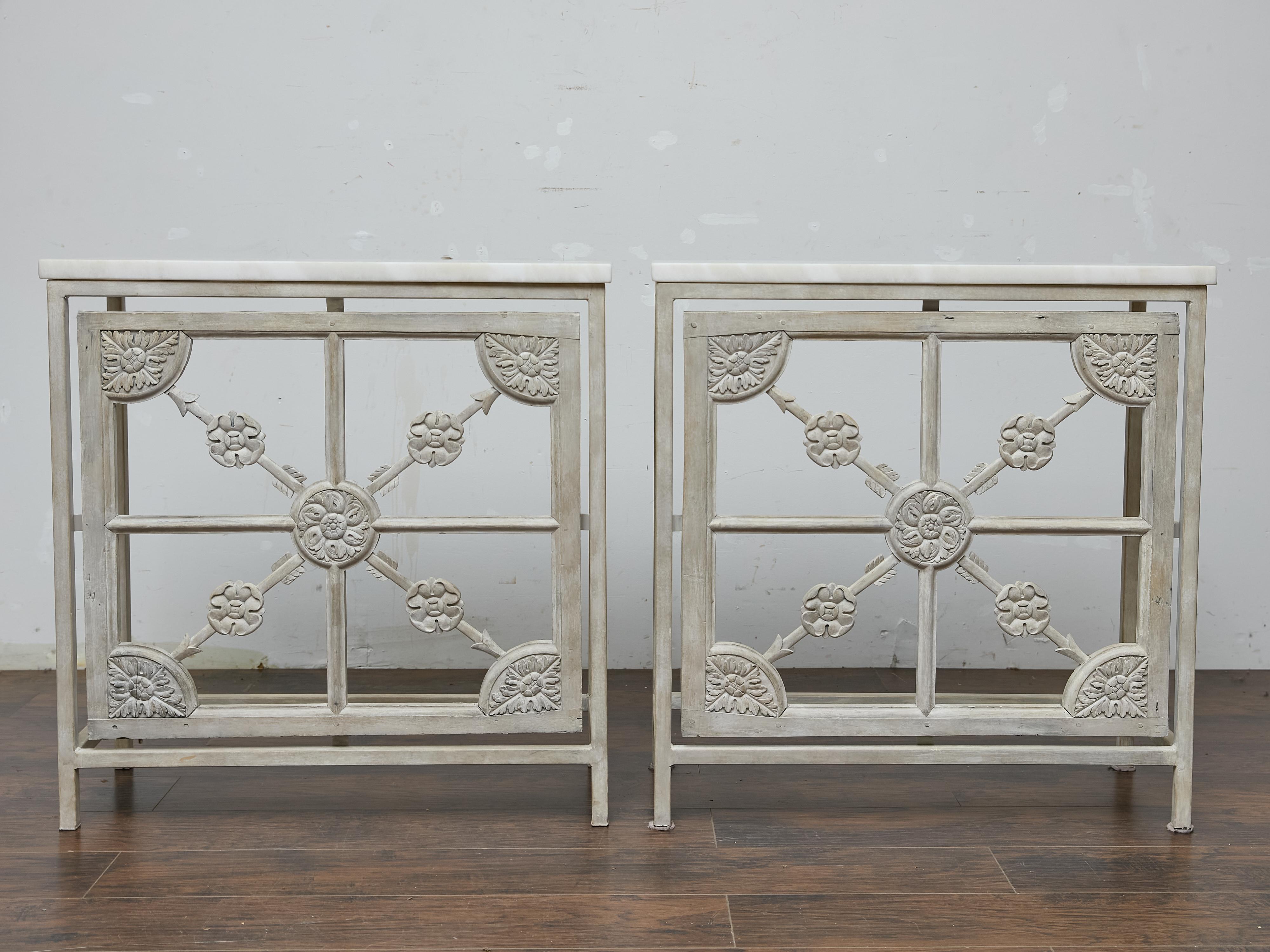 Coppia di consolle francesi in ferro dipinto con pannelli in legno intagliato e piani in marmo in vendita 4