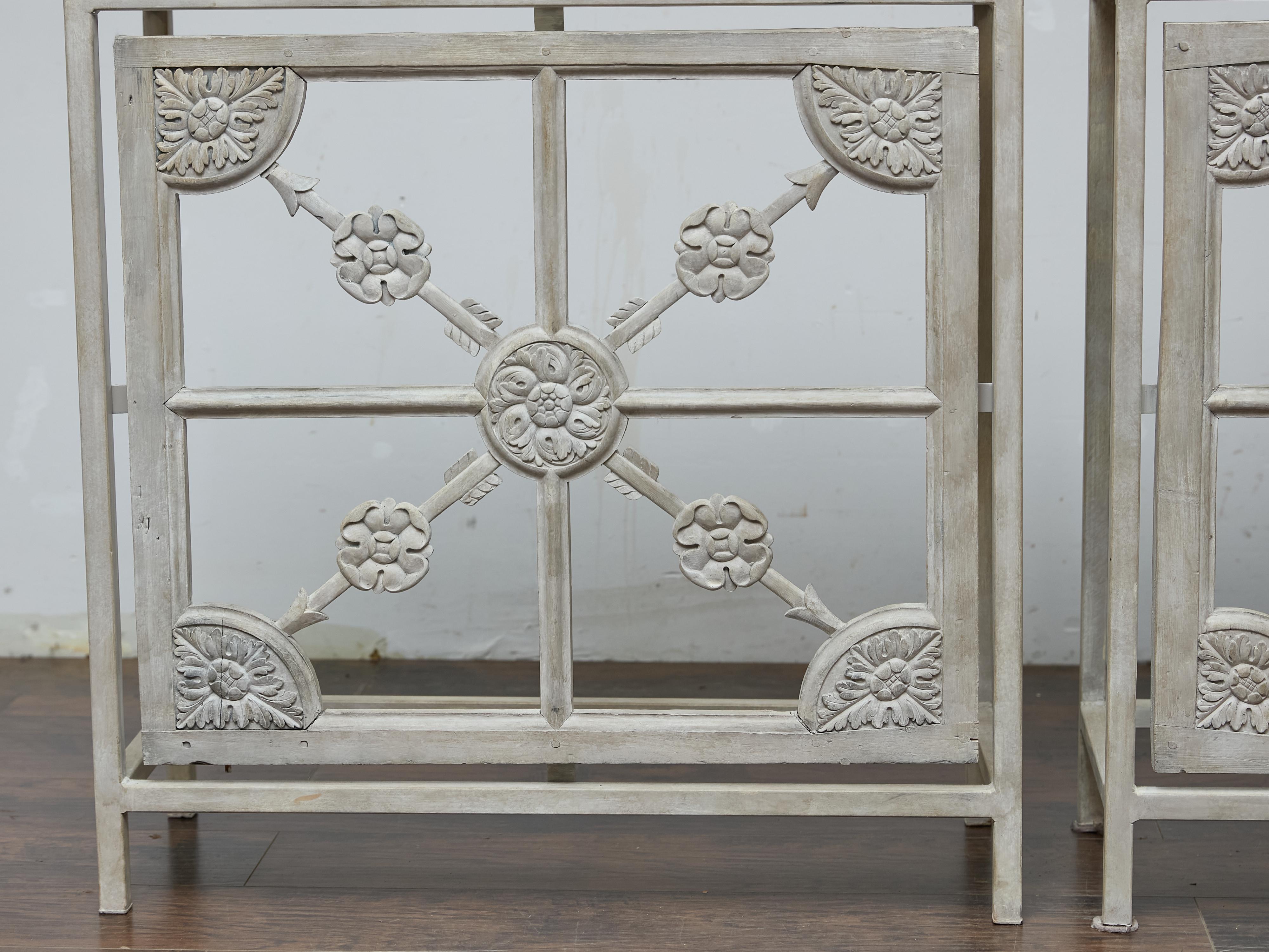 Francese Coppia di consolle francesi in ferro dipinto con pannelli in legno intagliato e piani in marmo in vendita